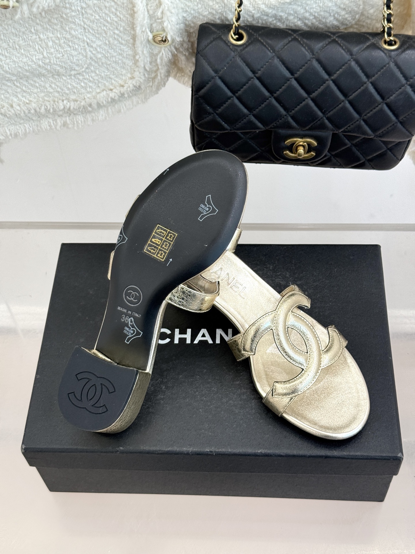 CHANE* ｜小香26S大双C镂空拖鞋以极简轮廓重启法式优雅。标志性大双C镂空设计 利落通透光影下尽显