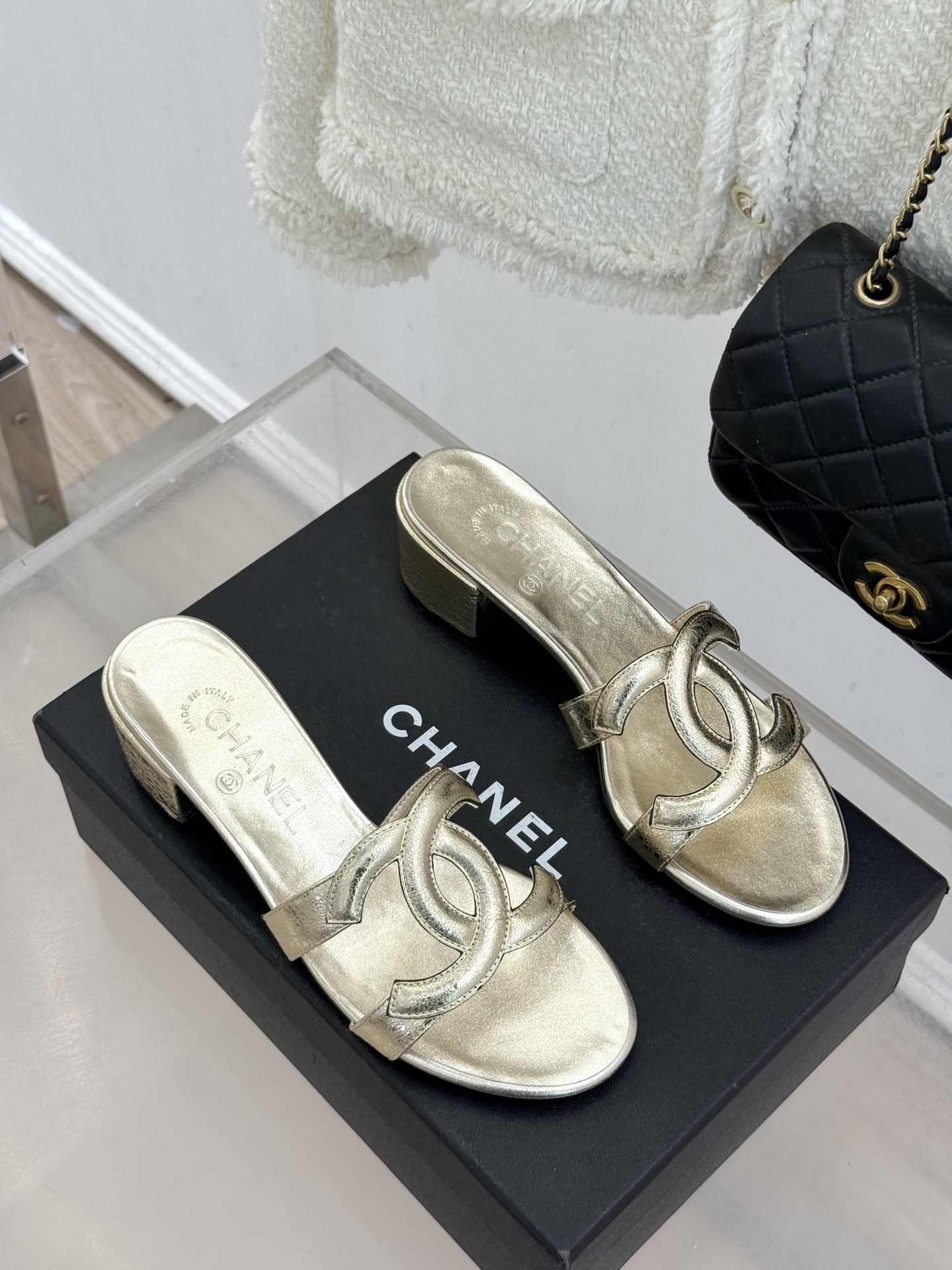 CHANE* ｜小香26S大双C镂空拖鞋以极简轮廓重启法式优雅。标志性大双C镂空设计 利落通透光影下尽显