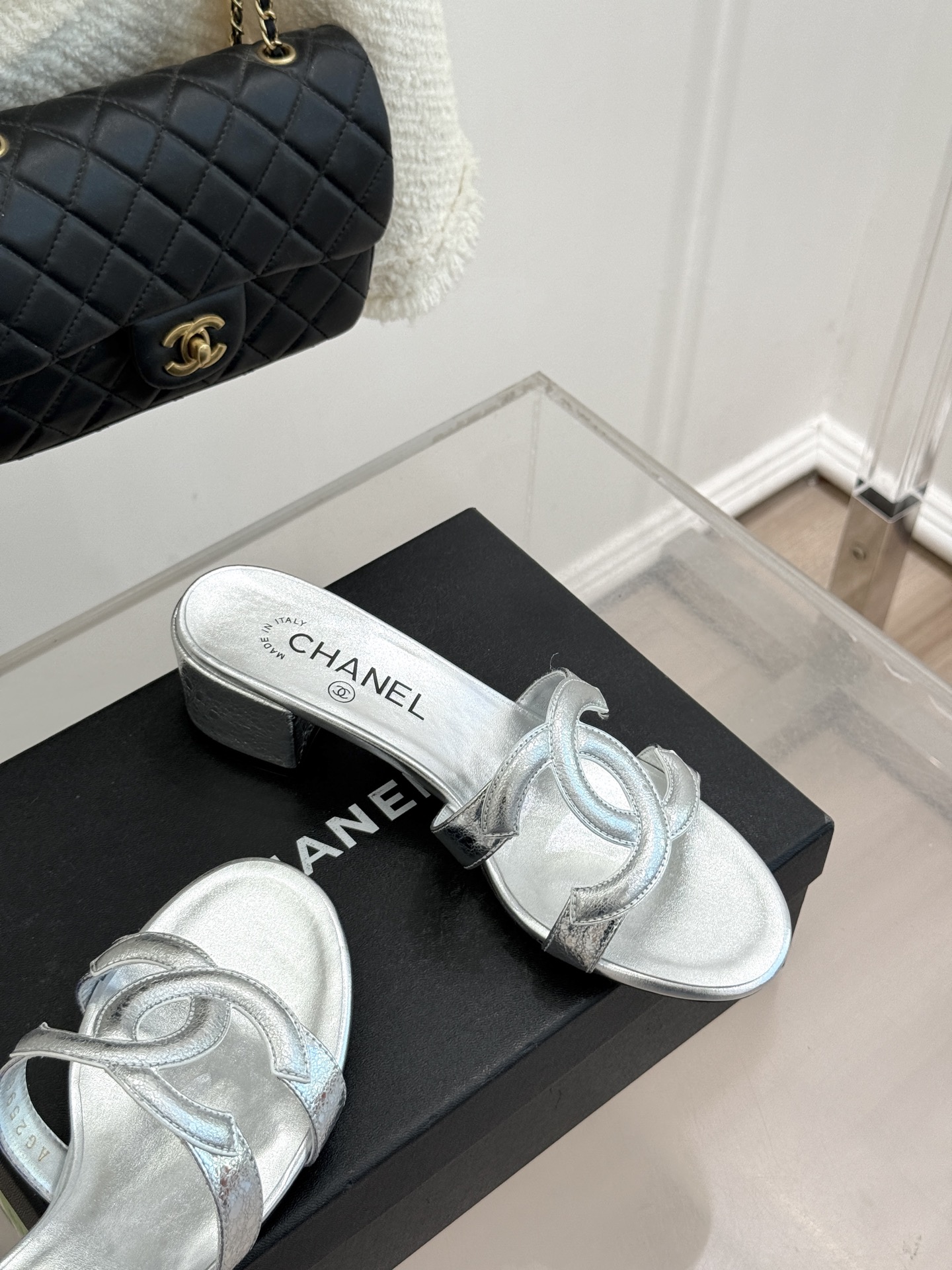 CHANE* ｜小香26S大双C镂空拖鞋以极简轮廓重启法式优雅。标志性大双C镂空设计 利落通透光影下尽显