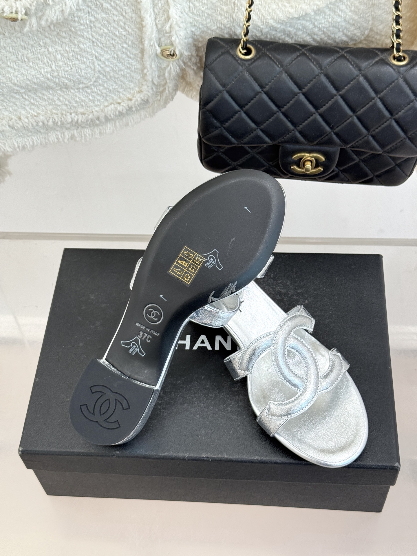 CHANE* ｜小香26S大双C镂空拖鞋以极简轮廓重启法式优雅。标志性大双C镂空设计 利落通透光影下尽显