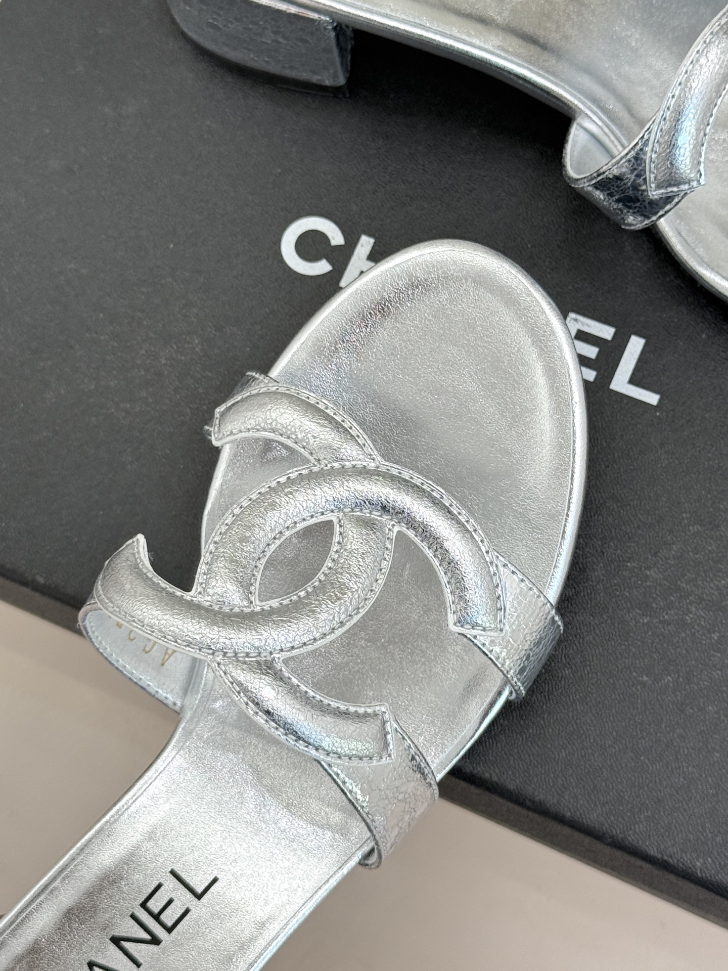 CHANE* ｜小香26S大双C镂空拖鞋以极简轮廓重启法式优雅。标志性大双C镂空设计 利落通透光影下尽显