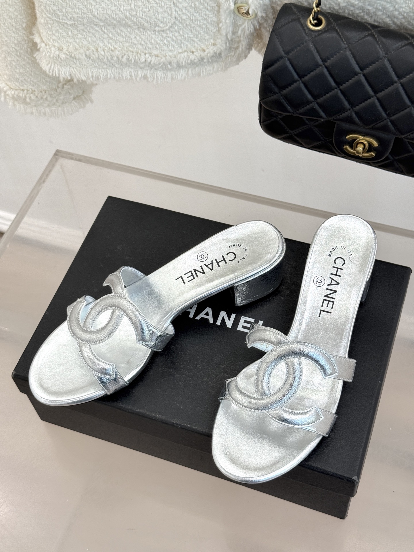 CHANE* ｜小香26S大双C镂空拖鞋以极简轮廓重启法式优雅。标志性大双C镂空设计 利落通透光影下尽显