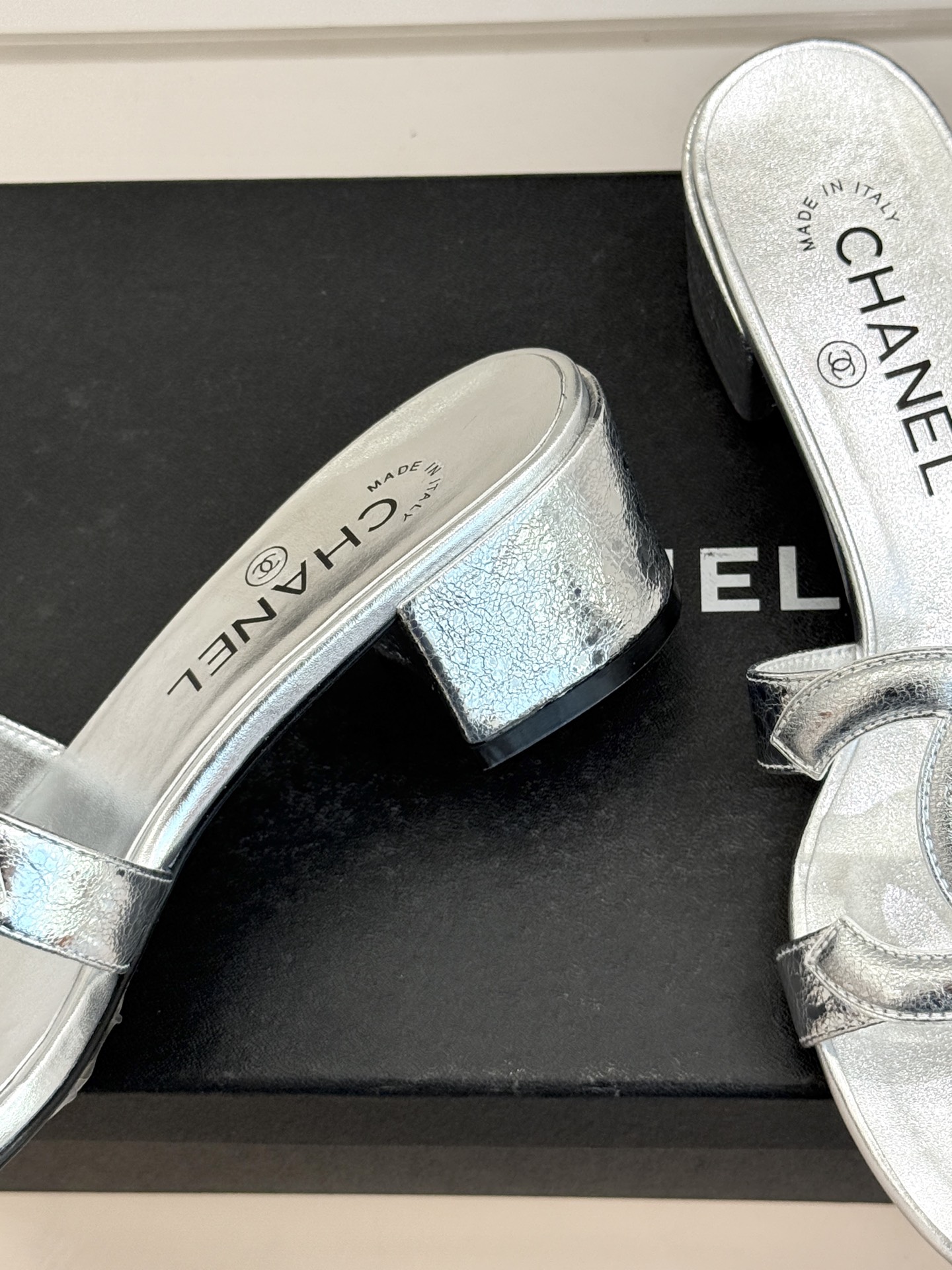 CHANE* ｜小香26S大双C镂空拖鞋以极简轮廓重启法式优雅。标志性大双C镂空设计 利落通透光影下尽显