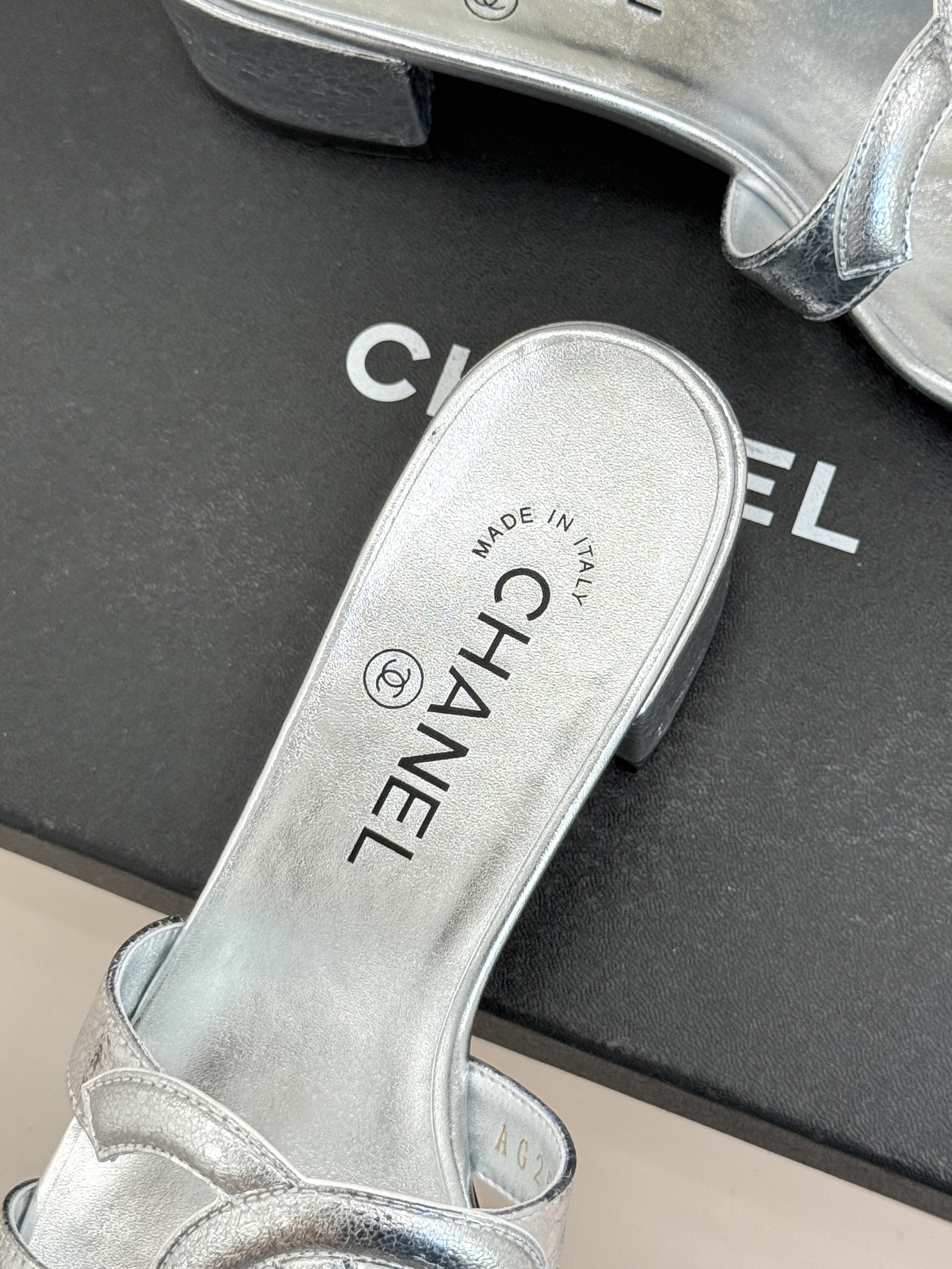 CHANE* ｜小香26S大双C镂空拖鞋以极简轮廓重启法式优雅。标志性大双C镂空设计 利落通透光影下尽显