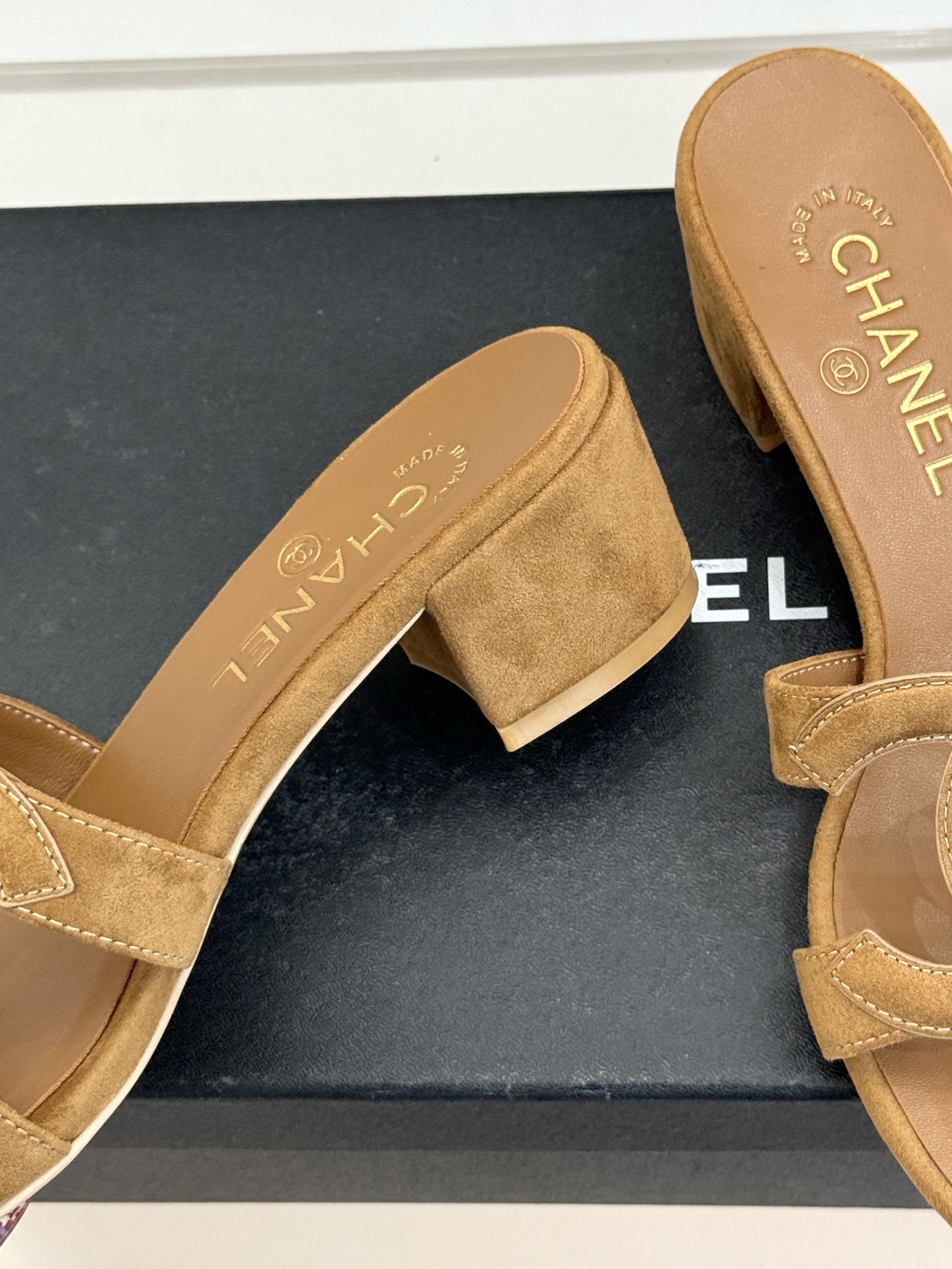 CHANE* ｜小香26S大双C镂空拖鞋以极简轮廓重启法式优雅。标志性大双C镂空设计 利落通透光影下尽显