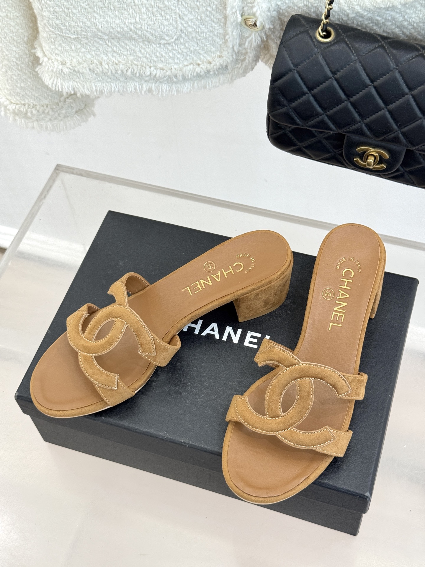 CHANE* ｜小香26S大双C镂空拖鞋以极简轮廓重启法式优雅。标志性大双C镂空设计 利落通透光影下尽显