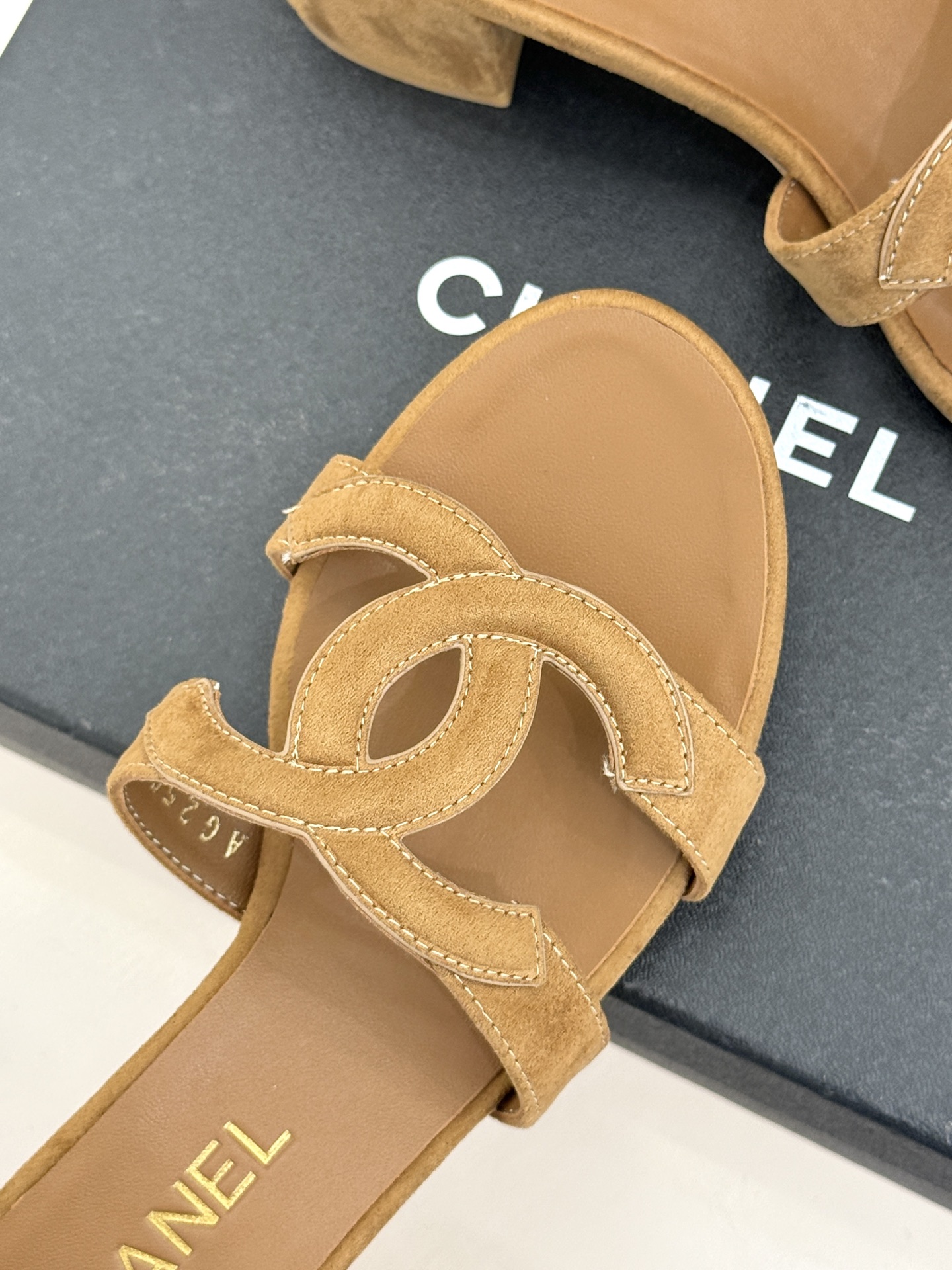 CHANE* ｜小香26S大双C镂空拖鞋以极简轮廓重启法式优雅。标志性大双C镂空设计 利落通透光影下尽显