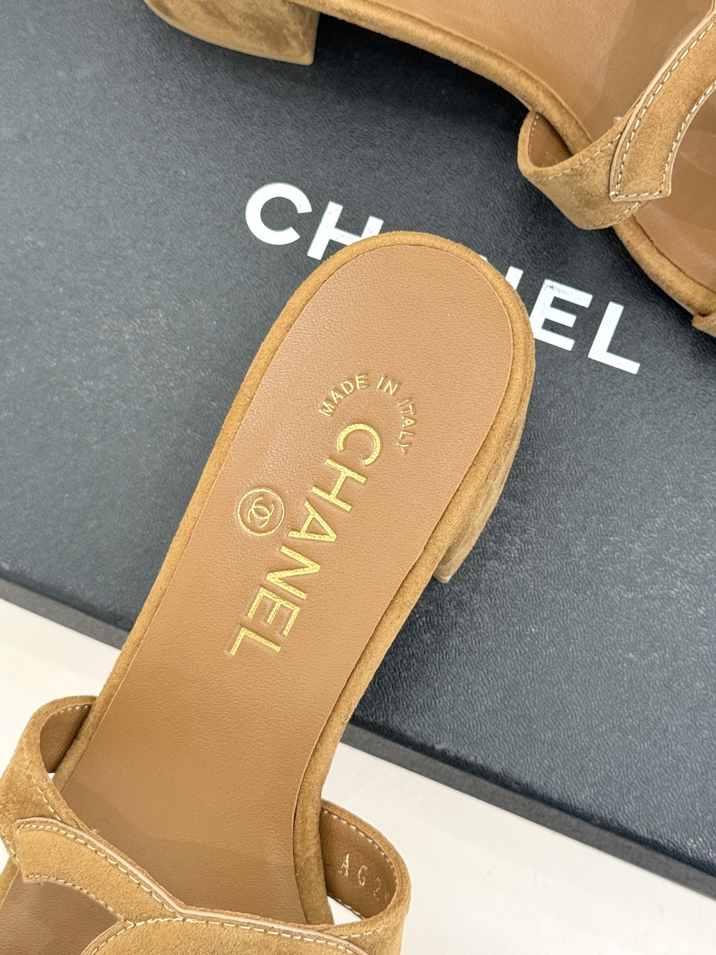 CHANE* ｜小香26S大双C镂空拖鞋以极简轮廓重启法式优雅。标志性大双C镂空设计 利落通透光影下尽显