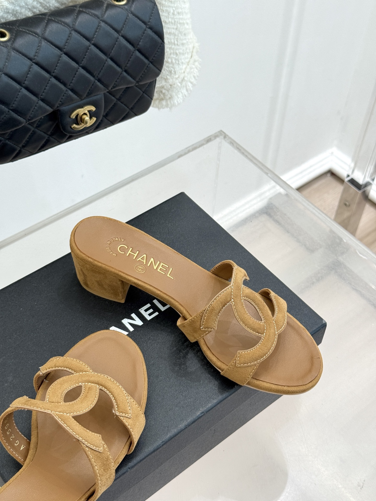 CHANE* ｜小香26S大双C镂空拖鞋以极简轮廓重启法式优雅。标志性大双C镂空设计 利落通透光影下尽显