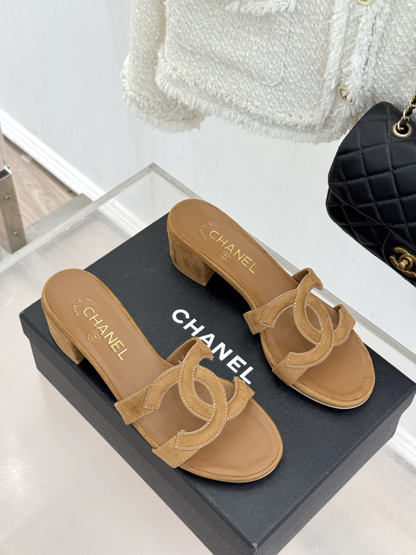 CHANE* ｜小香26S大双C镂空拖鞋以极简轮廓重启法式优雅。标志性大双C镂空设计 利落通透光影下尽显