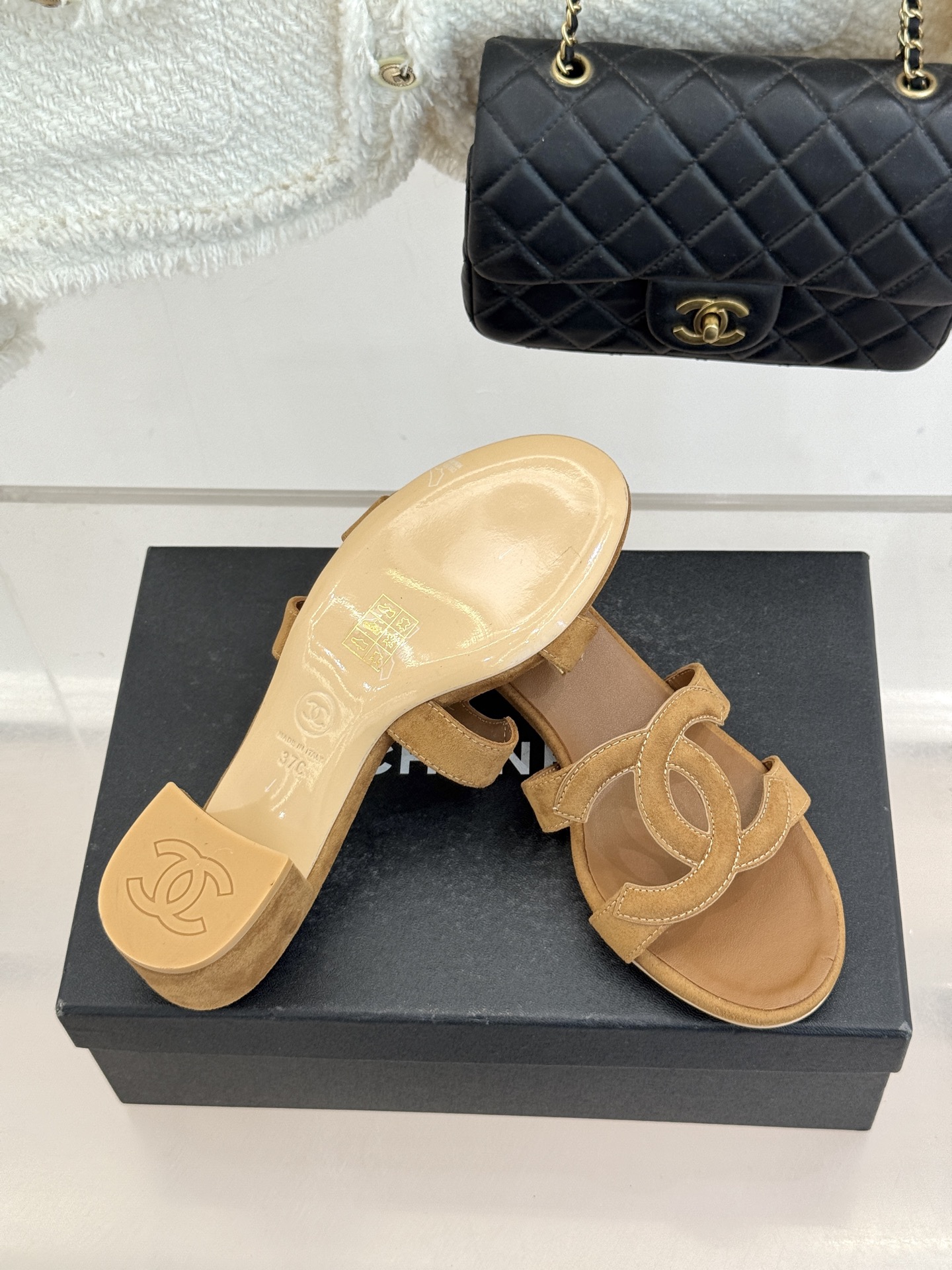 CHANE* ｜小香26S大双C镂空拖鞋以极简轮廓重启法式优雅。标志性大双C镂空设计 利落通透光影下尽显