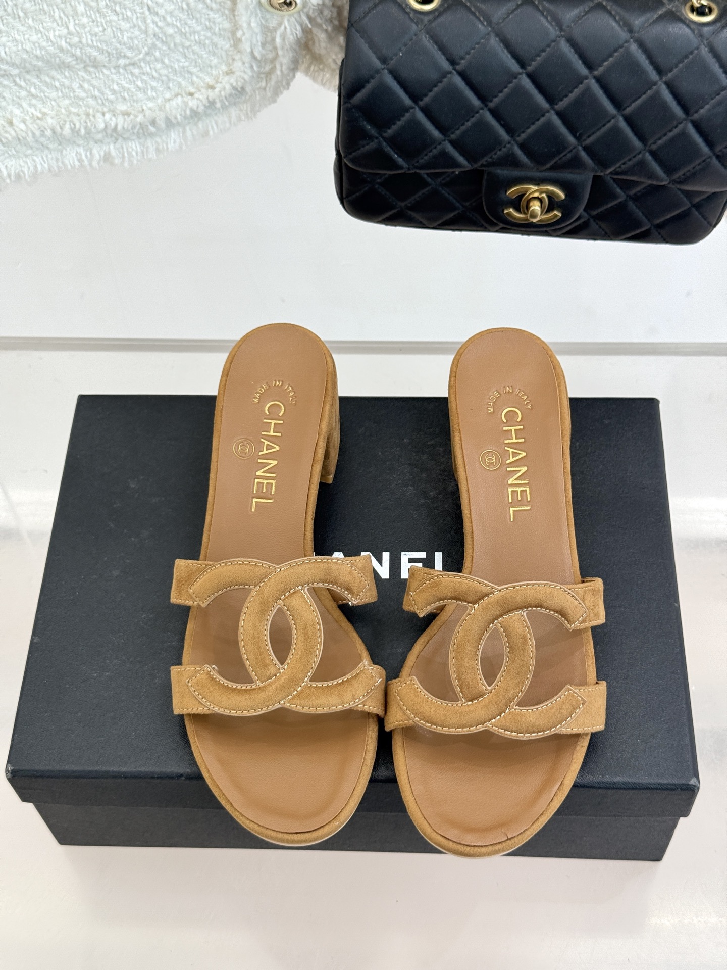 CHANE* ｜小香26S大双C镂空拖鞋以极简轮廓重启法式优雅。标志性大双C镂空设计 利落通透光影下尽显