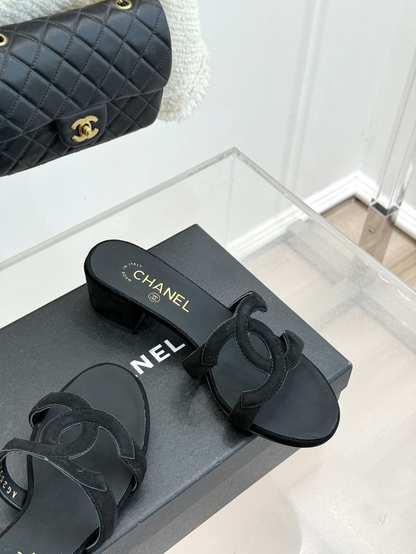 CHANE* ｜小香26S大双C镂空拖鞋以极简轮廓重启法式优雅。标志性大双C镂空设计 利落通透光影下尽显