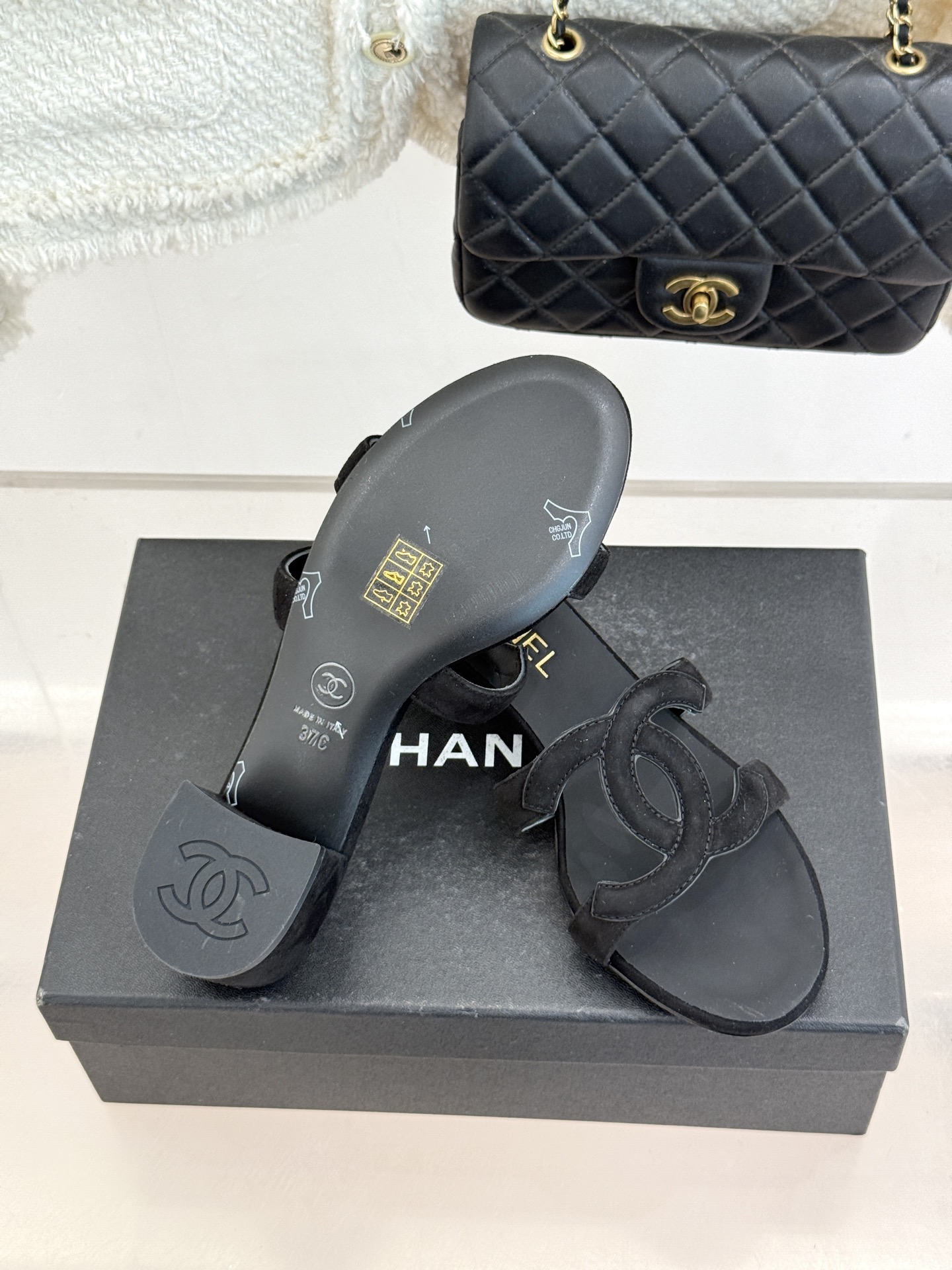 CHANE* ｜小香26S大双C镂空拖鞋以极简轮廓重启法式优雅。标志性大双C镂空设计 利落通透光影下尽显