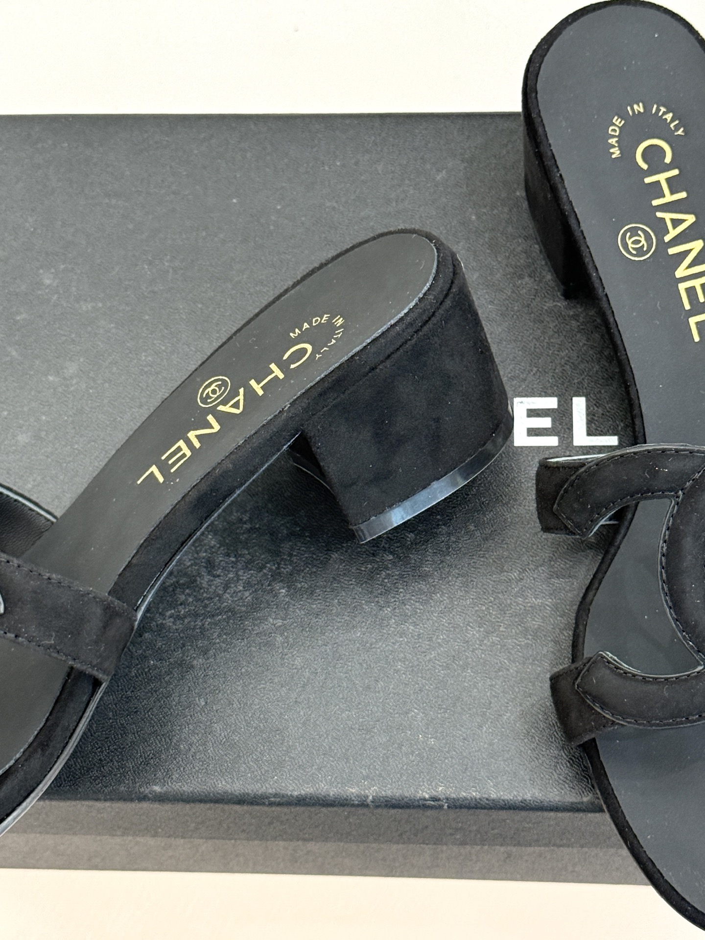 CHANE* ｜小香26S大双C镂空拖鞋以极简轮廓重启法式优雅。标志性大双C镂空设计 利落通透光影下尽显