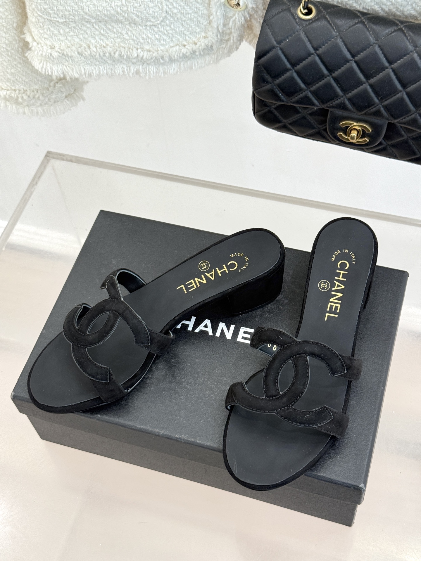 CHANE* ｜小香26S大双C镂空拖鞋以极简轮廓重启法式优雅。标志性大双C镂空设计 利落通透光影下尽显