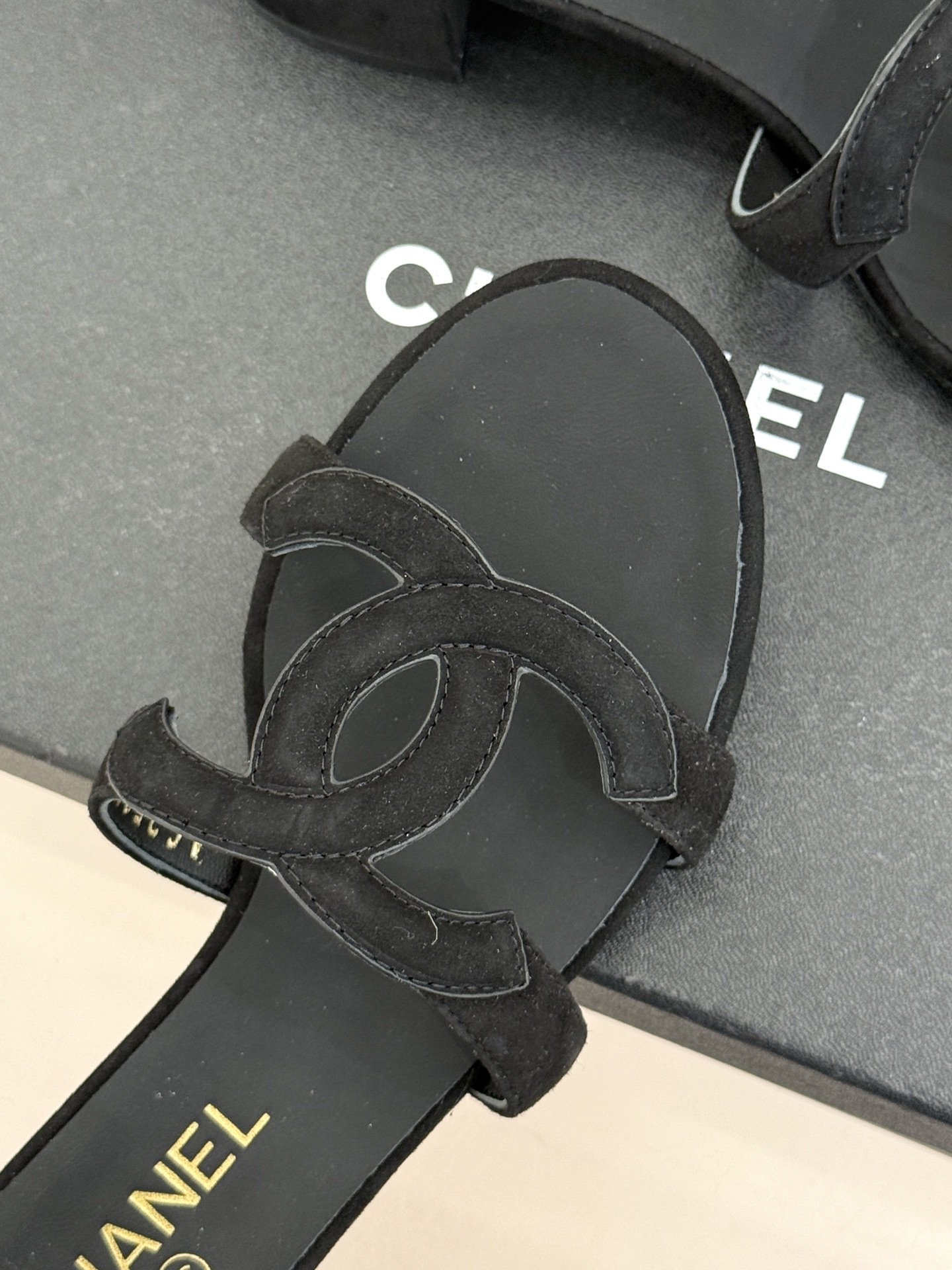 CHANE* ｜小香26S大双C镂空拖鞋以极简轮廓重启法式优雅。标志性大双C镂空设计 利落通透光影下尽显