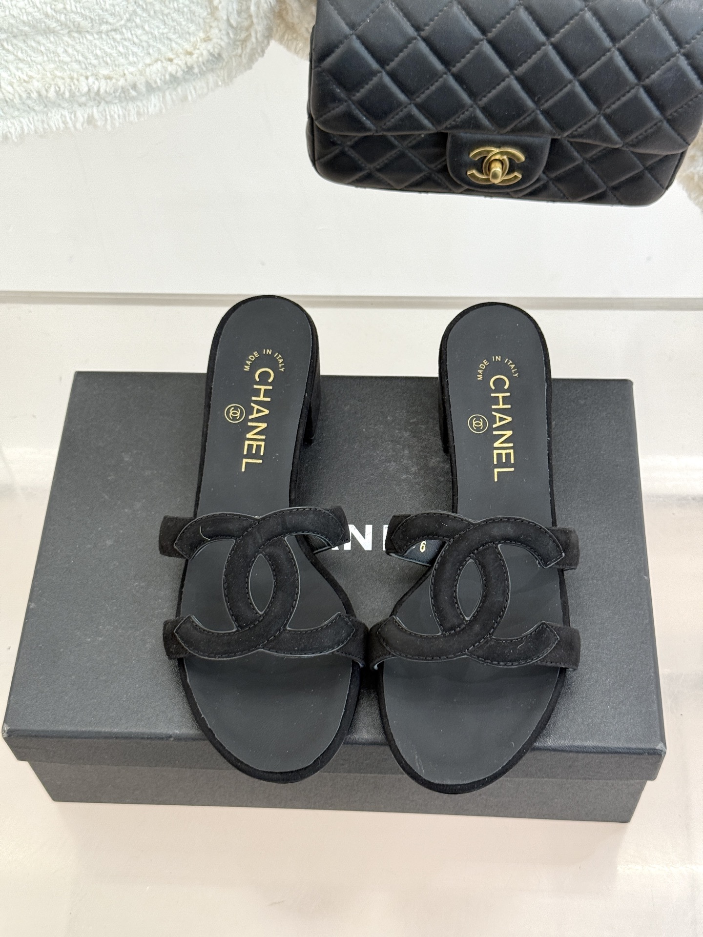 CHANE* ｜小香26S大双C镂空拖鞋以极简轮廓重启法式优雅。标志性大双C镂空设计 利落通透光影下尽显