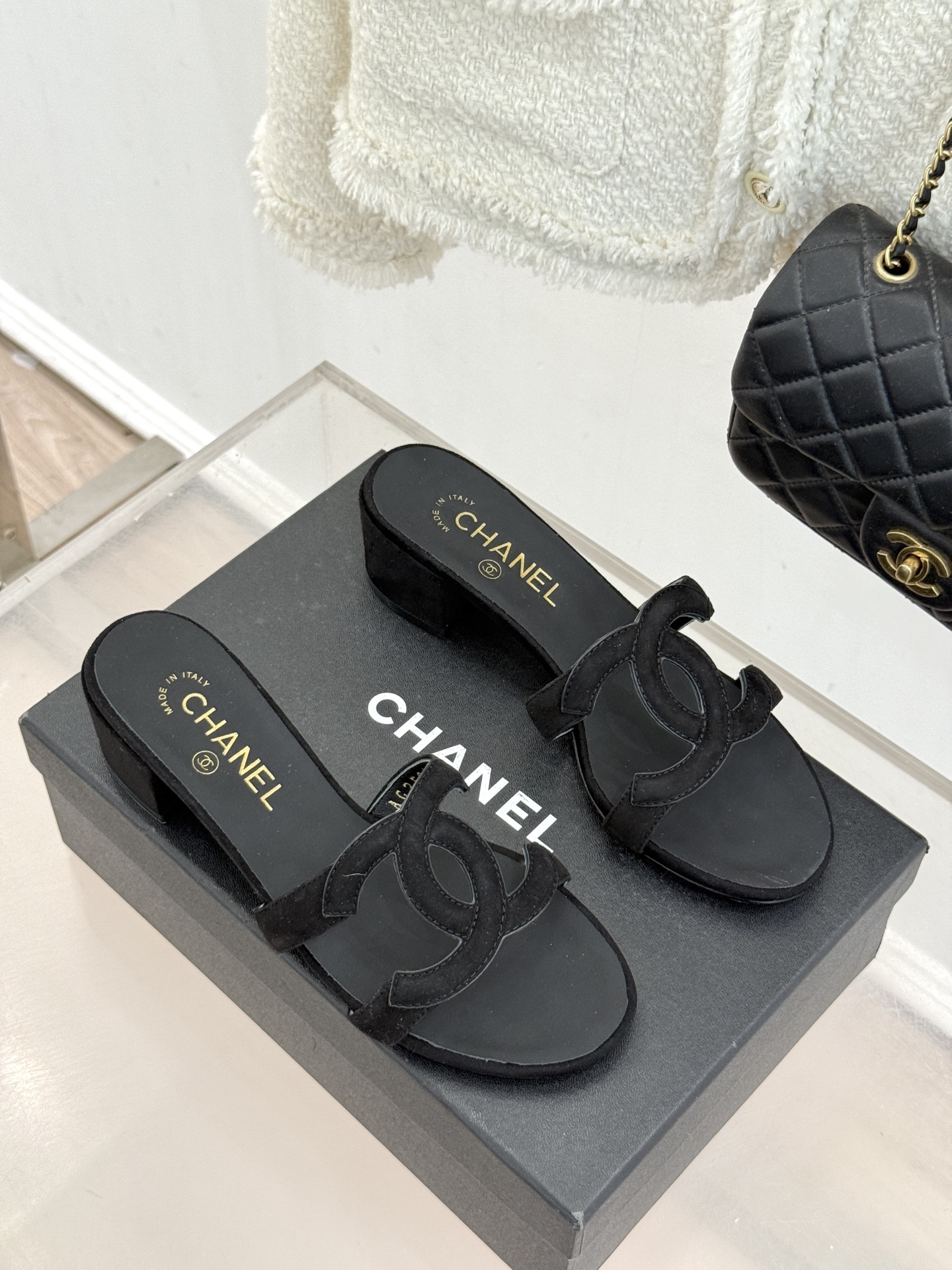 CHANE* ｜小香26S大双C镂空拖鞋以极简轮廓重启法式优雅。标志性大双C镂空设计 利落通透光影下尽显