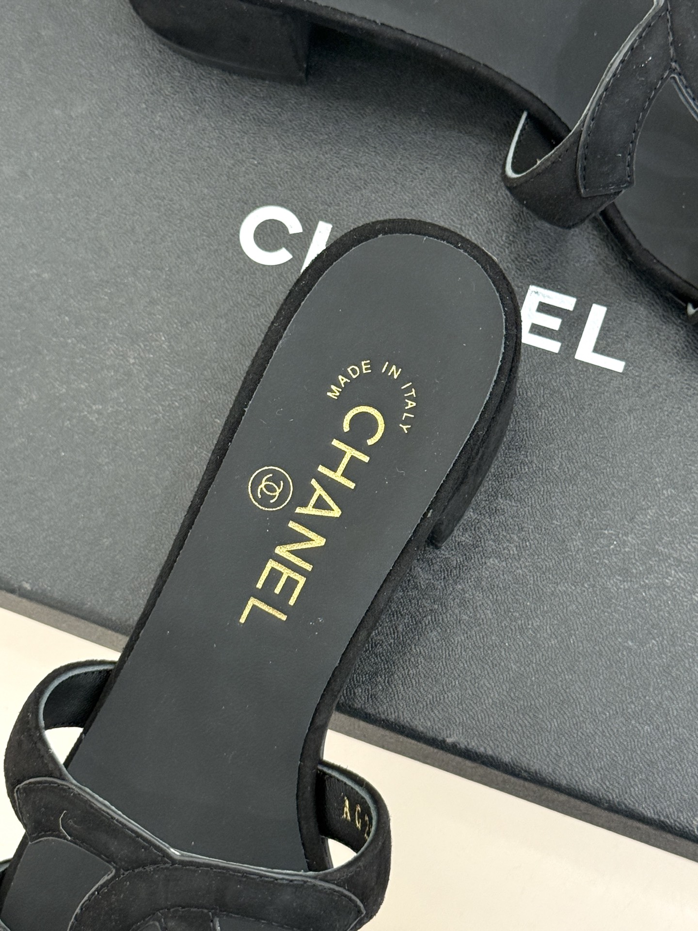 CHANE* ｜小香26S大双C镂空拖鞋以极简轮廓重启法式优雅。标志性大双C镂空设计 利落通透光影下尽显