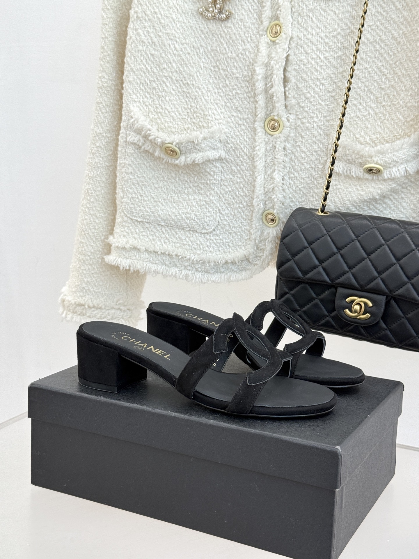 CHANE* ｜小香26S大双C镂空拖鞋以极简轮廓重启法式优雅。标志性大双C镂空设计 利落通透光影下尽显