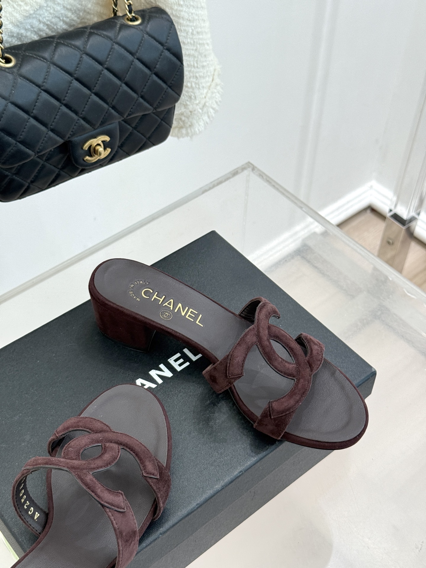 CHANE* ｜小香26S大双C镂空拖鞋以极简轮廓重启法式优雅。标志性大双C镂空设计 利落通透光影下尽显