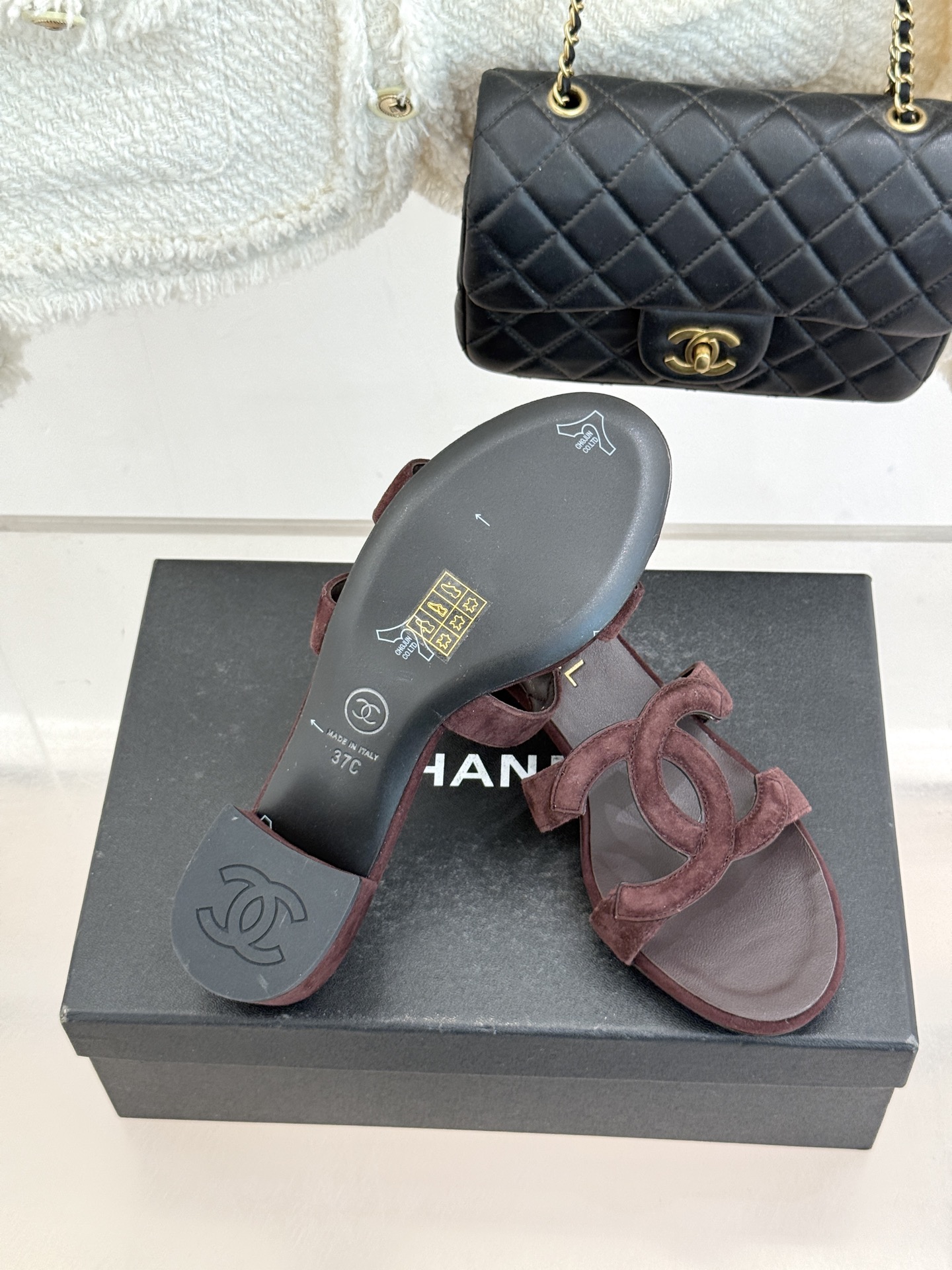 CHANE* ｜小香26S大双C镂空拖鞋以极简轮廓重启法式优雅。标志性大双C镂空设计 利落通透光影下尽显