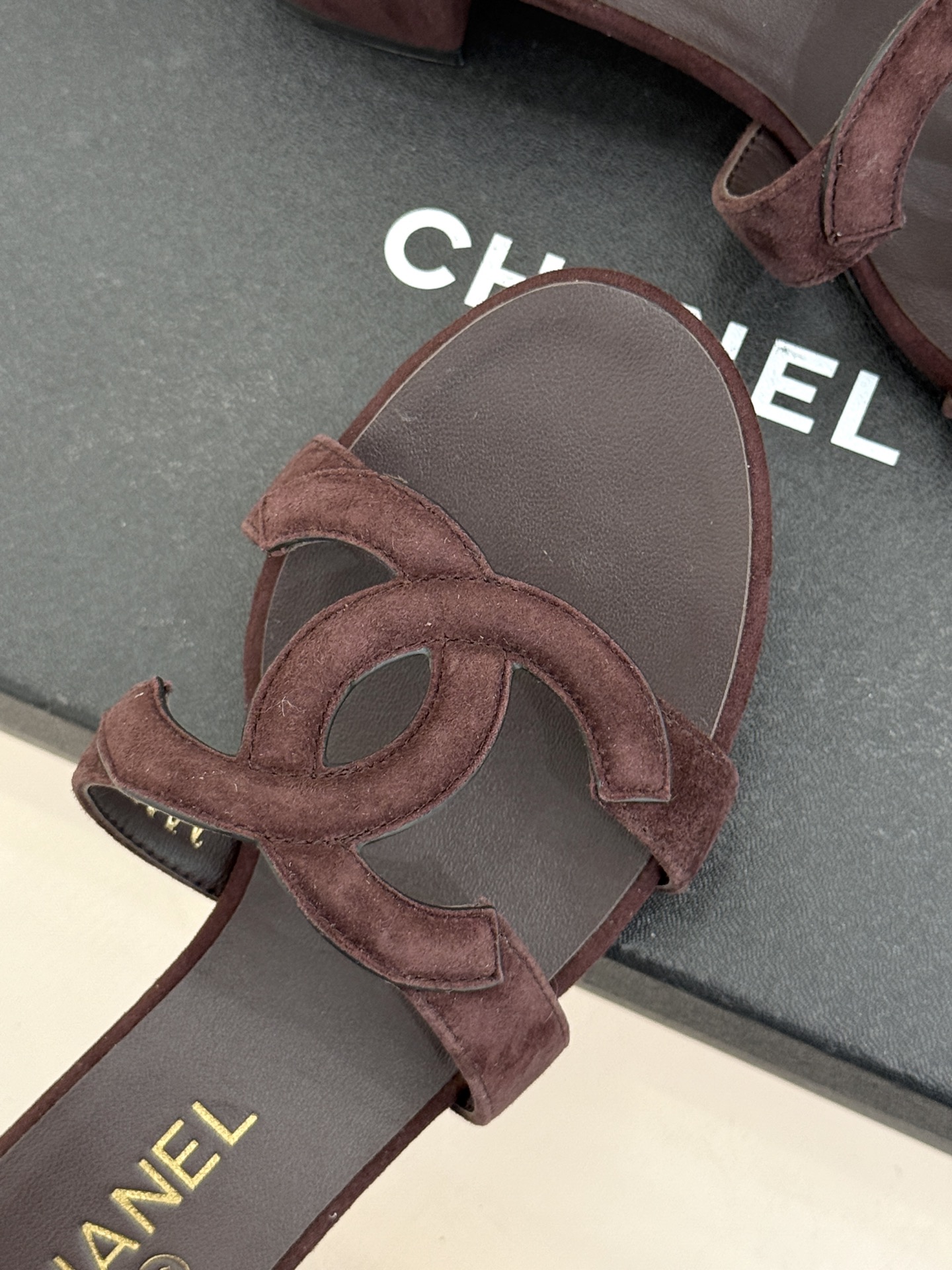 CHANE* ｜小香26S大双C镂空拖鞋以极简轮廓重启法式优雅。标志性大双C镂空设计 利落通透光影下尽显