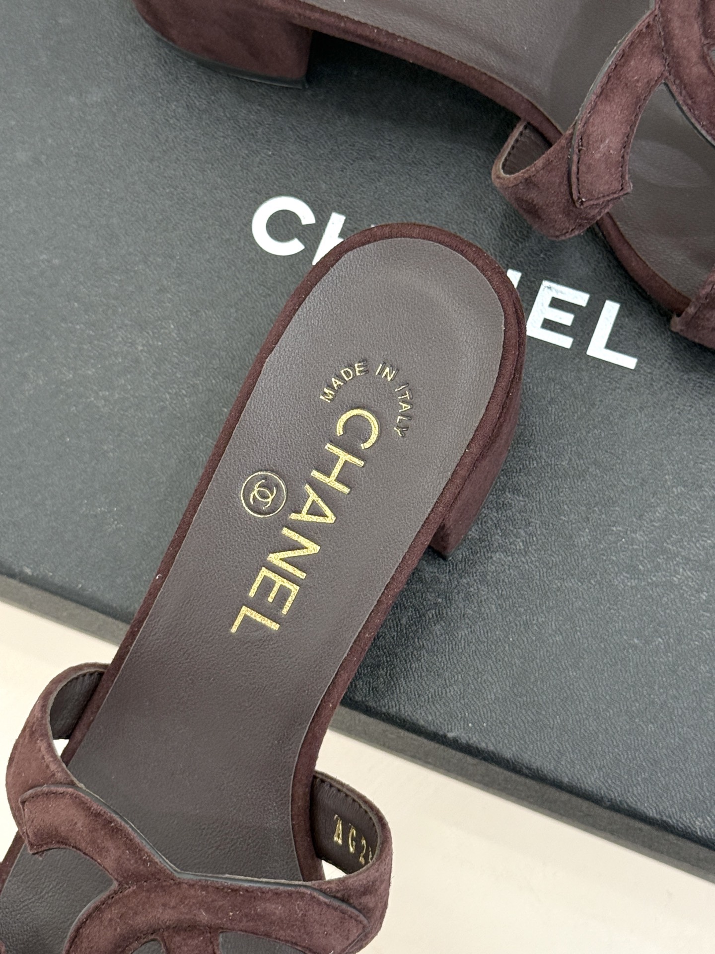 CHANE* ｜小香26S大双C镂空拖鞋以极简轮廓重启法式优雅。标志性大双C镂空设计 利落通透光影下尽显