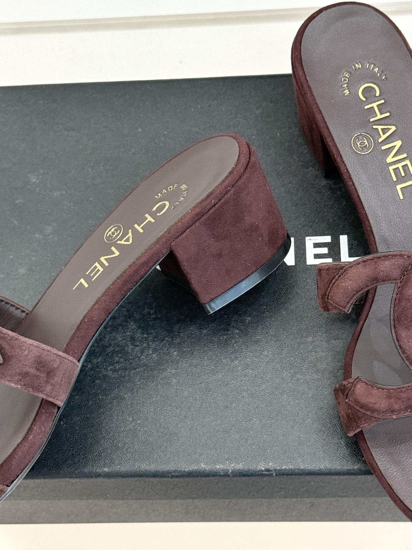 CHANE* ｜小香26S大双C镂空拖鞋以极简轮廓重启法式优雅。标志性大双C镂空设计 利落通透光影下尽显