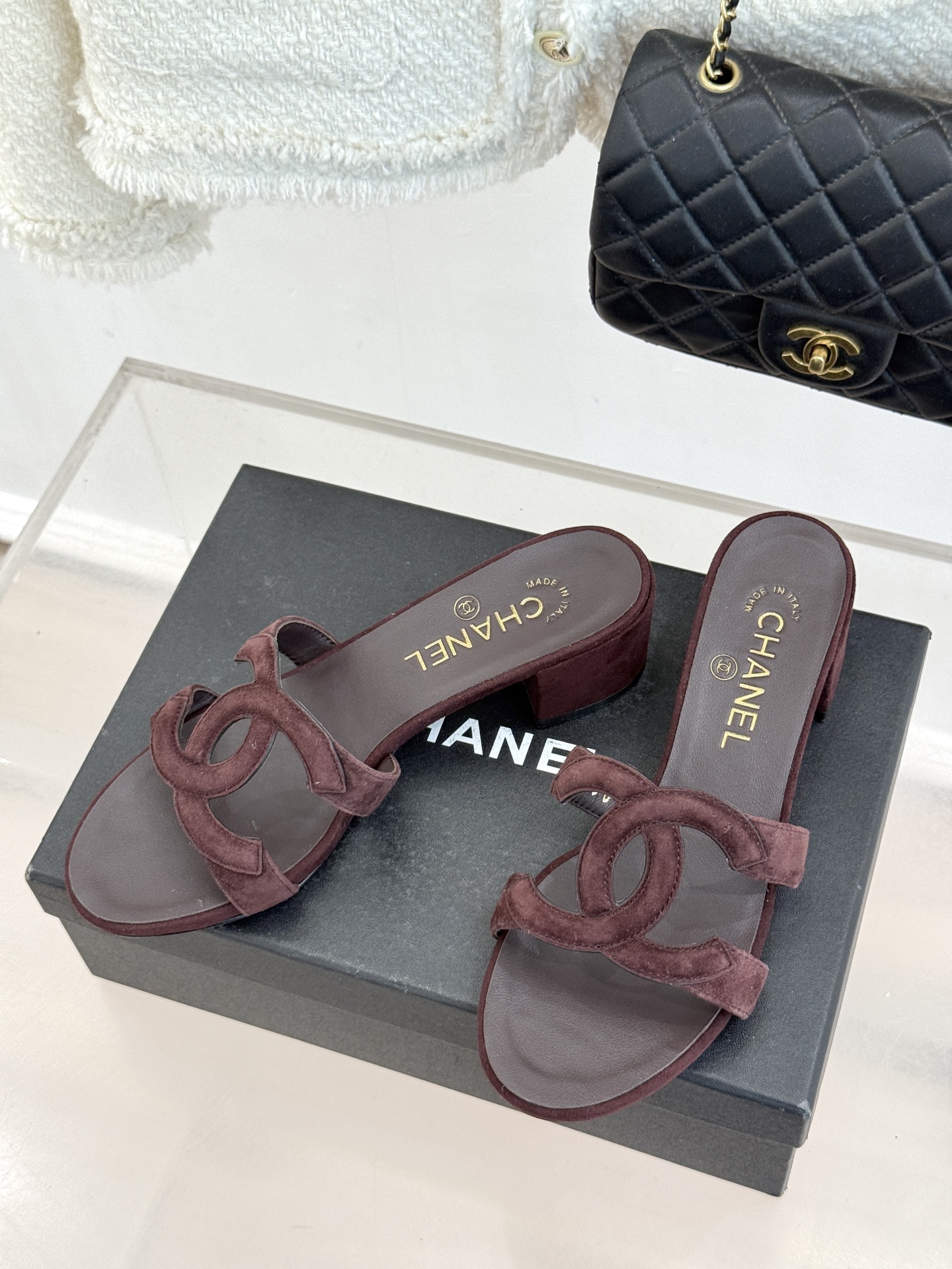 CHANE* ｜小香26S大双C镂空拖鞋以极简轮廓重启法式优雅。标志性大双C镂空设计 利落通透光影下尽显