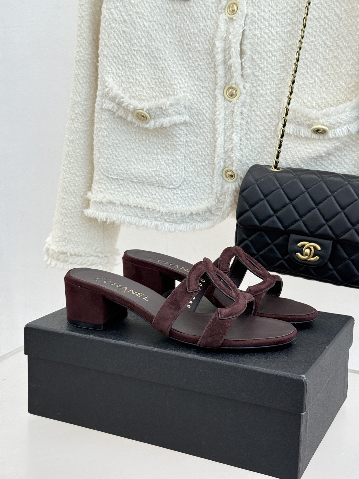 CHANE* ｜小香26S大双C镂空拖鞋以极简轮廓重启法式优雅。标志性大双C镂空设计 利落通透光影下尽显