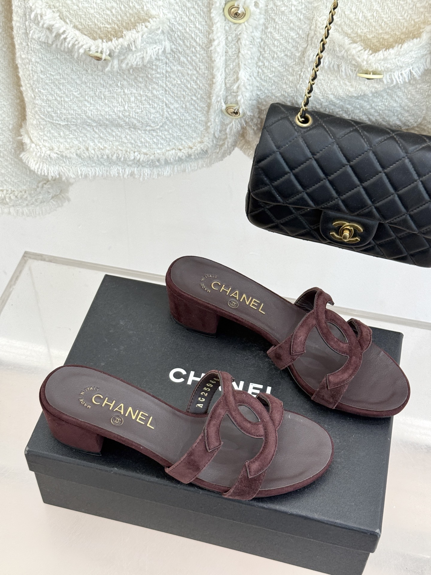 CHANE* ｜小香26S大双C镂空拖鞋以极简轮廓重启法式优雅。标志性大双C镂空设计 利落通透光影下尽显