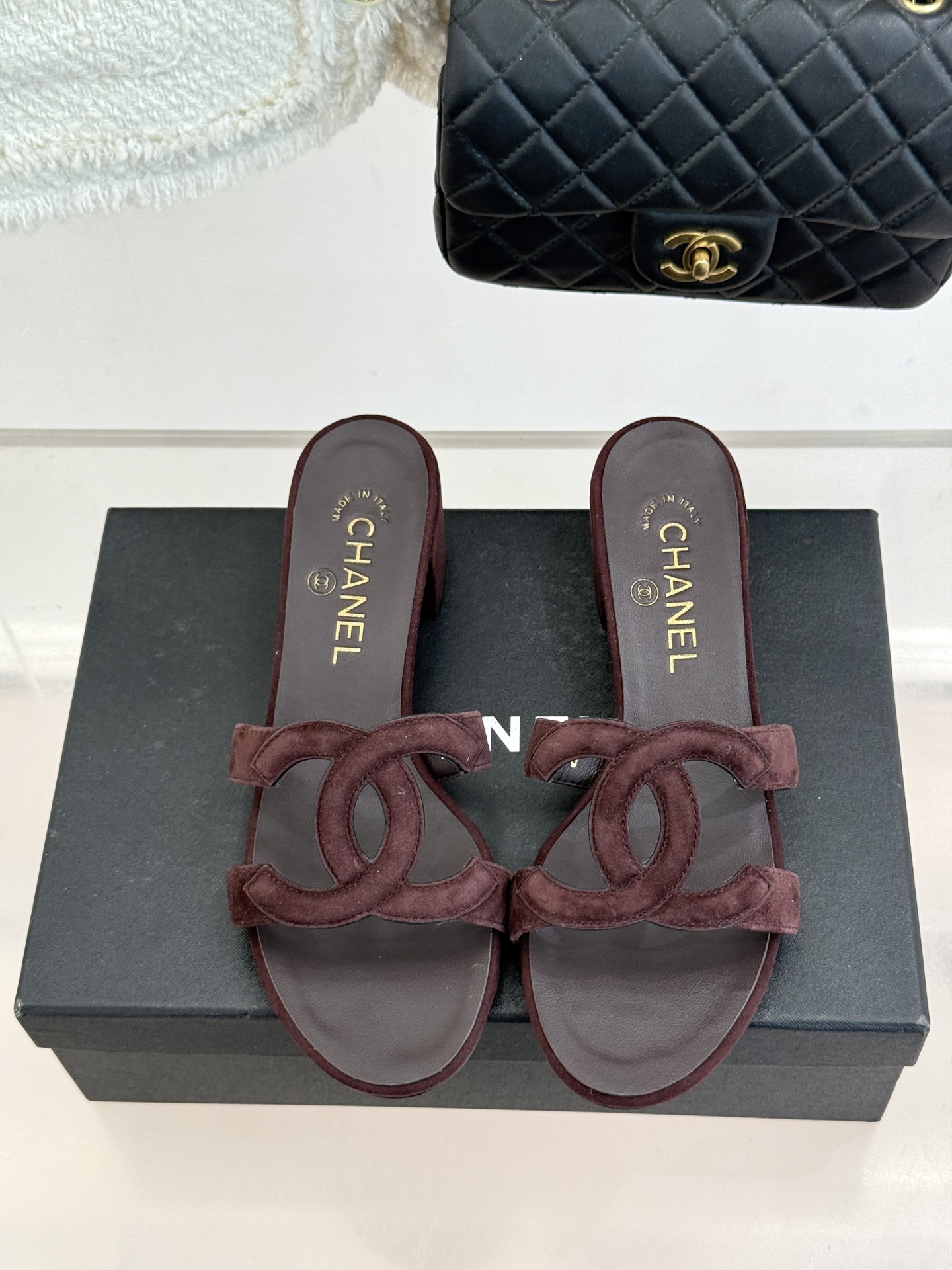 CHANE* ｜小香26S大双C镂空拖鞋以极简轮廓重启法式优雅。标志性大双C镂空设计 利落通透光影下尽显