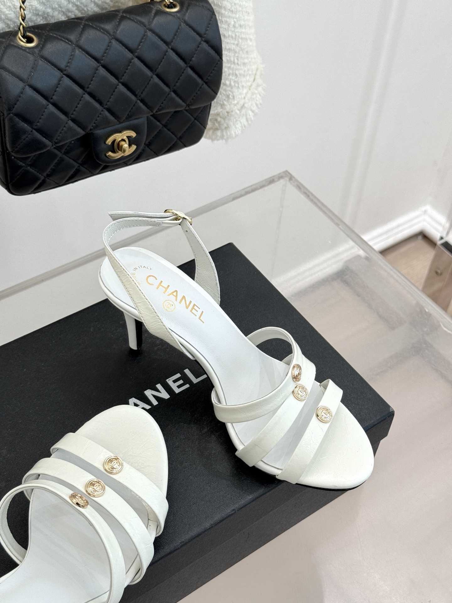 CHANE*｜小香经典金属双C细带高跟凉鞋以极简线条诠释法式经典。纤细系带勾勒脚踝柔美曲线标志性金属双C