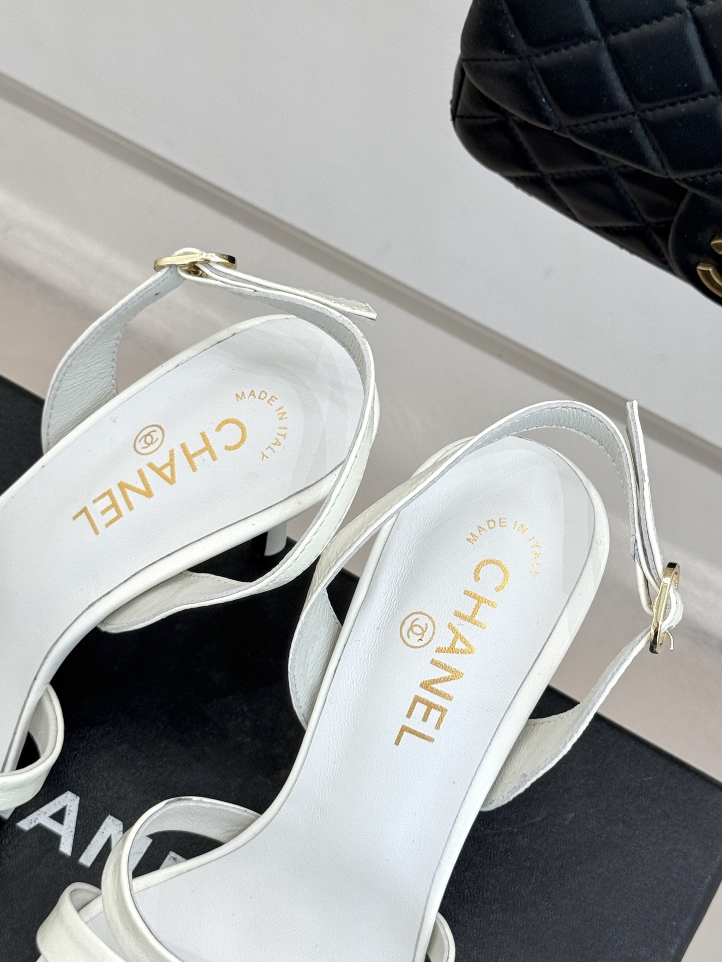 CHANE*｜小香经典金属双C细带高跟凉鞋以极简线条诠释法式经典。纤细系带勾勒脚踝柔美曲线标志性金属双C