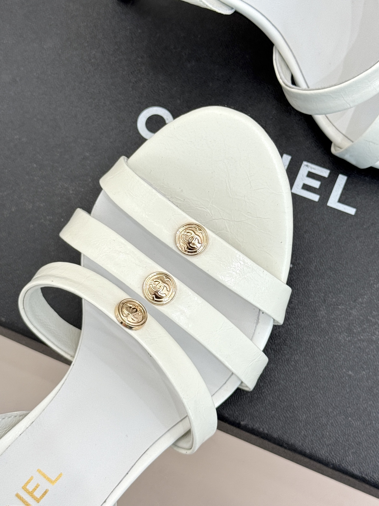 CHANE*｜小香经典金属双C细带高跟凉鞋以极简线条诠释法式经典。纤细系带勾勒脚踝柔美曲线标志性金属双C