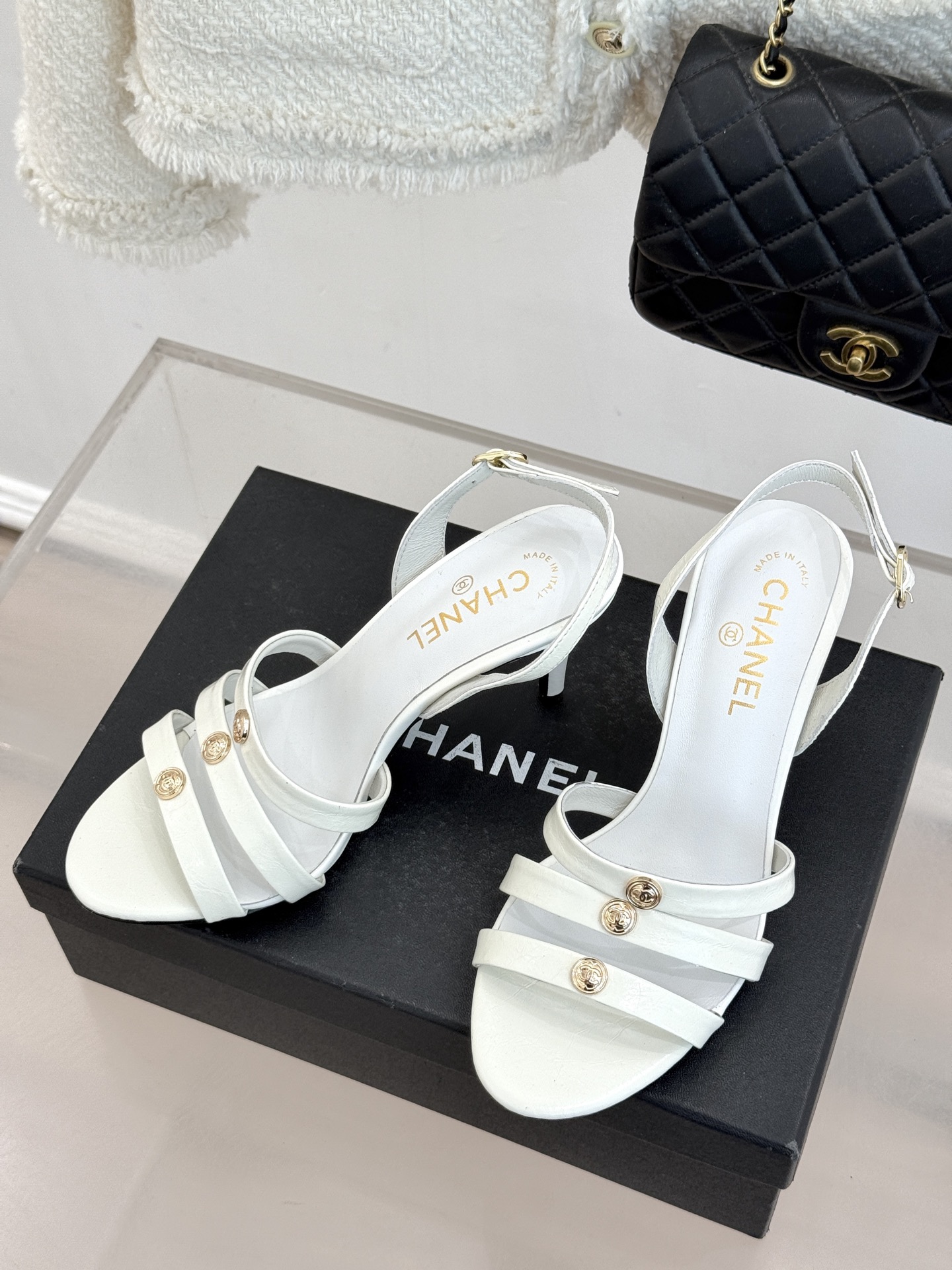 CHANE*｜小香经典金属双C细带高跟凉鞋以极简线条诠释法式经典。纤细系带勾勒脚踝柔美曲线标志性金属双C