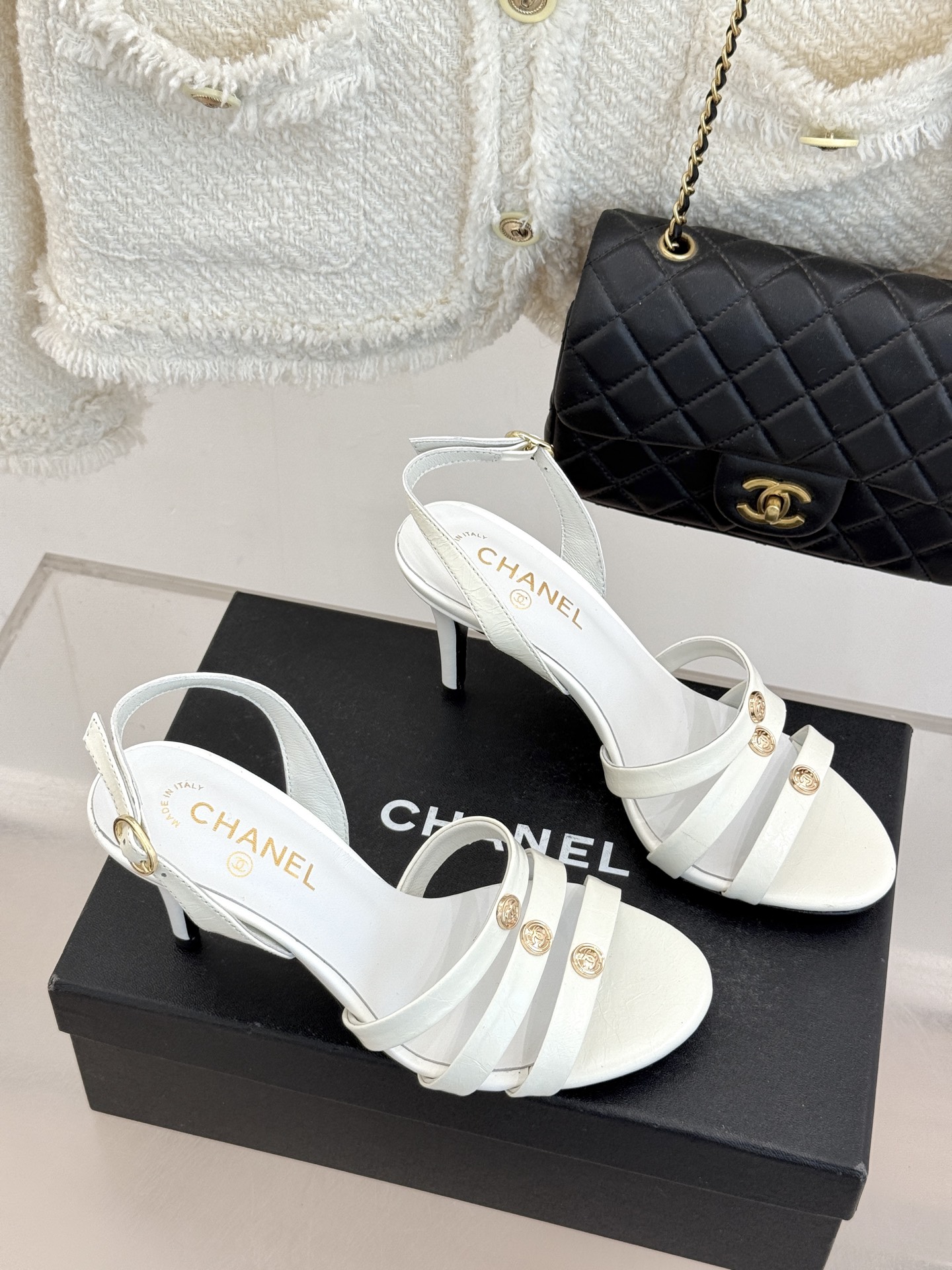 CHANE*｜小香经典金属双C细带高跟凉鞋以极简线条诠释法式经典。纤细系带勾勒脚踝柔美曲线标志性金属双C