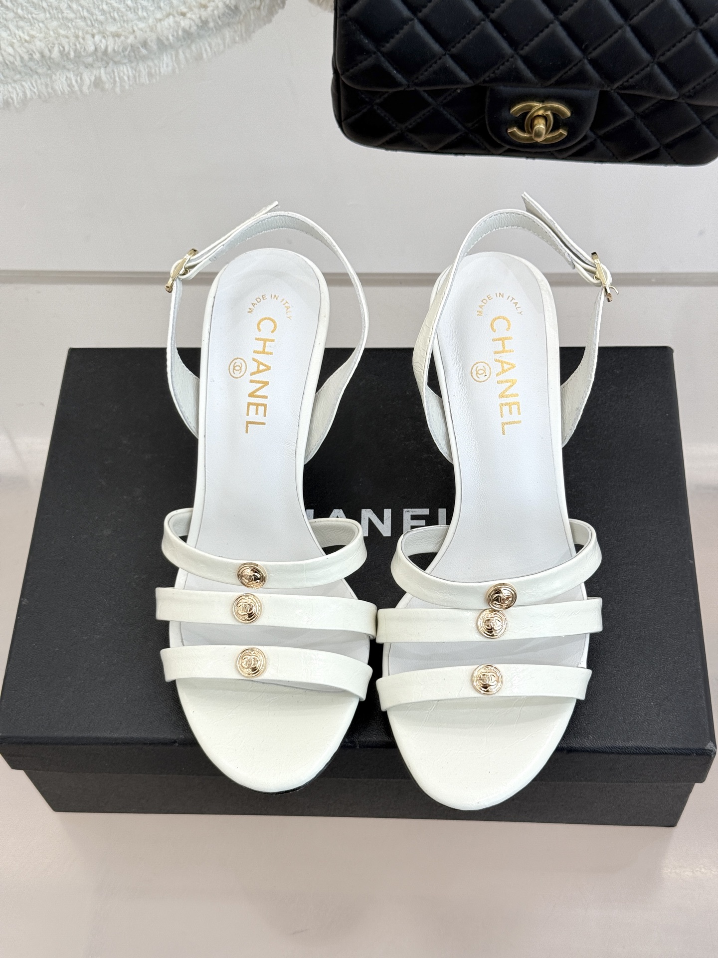 CHANE*｜小香经典金属双C细带高跟凉鞋以极简线条诠释法式经典。纤细系带勾勒脚踝柔美曲线标志性金属双C