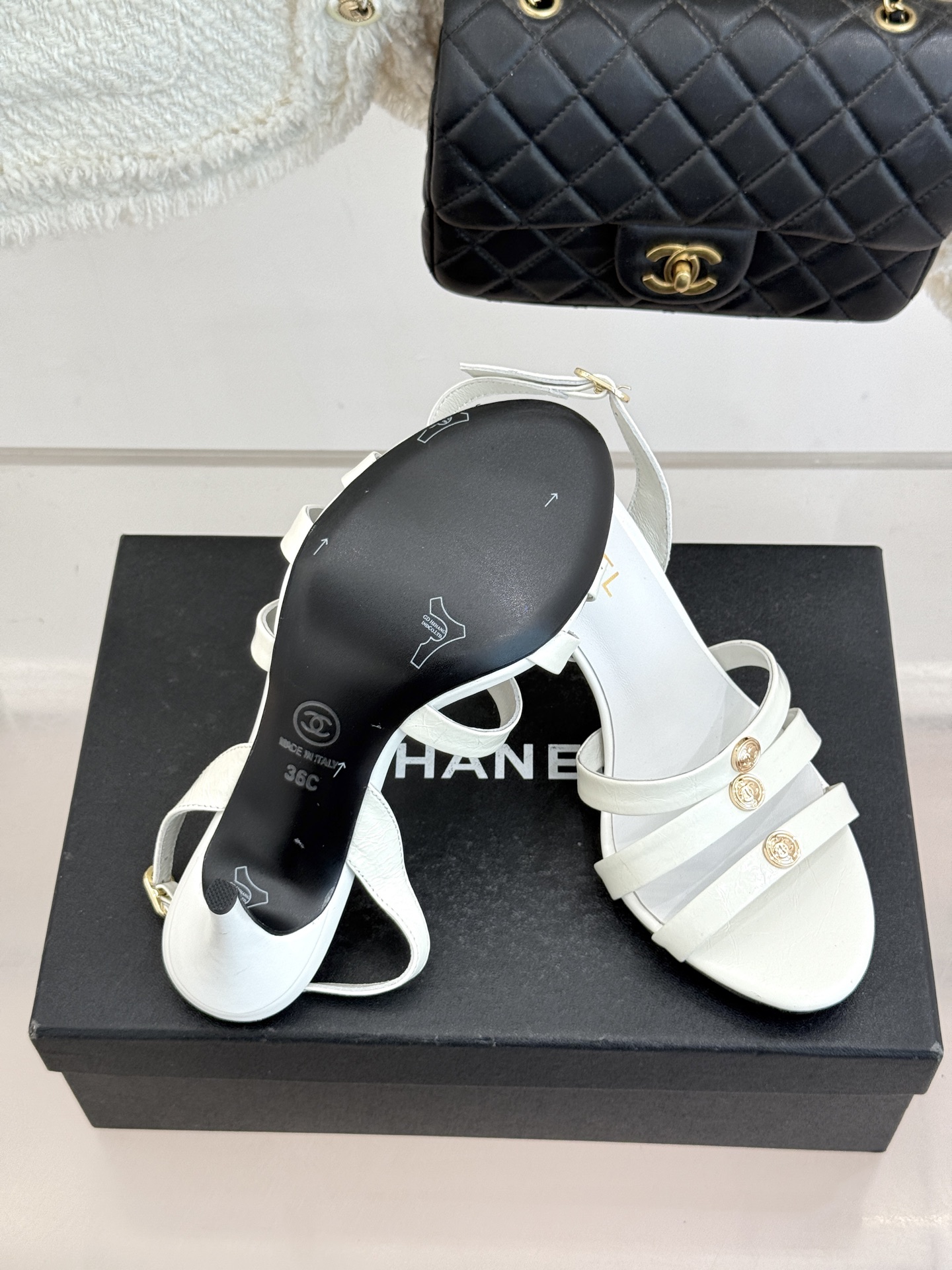 CHANE*｜小香经典金属双C细带高跟凉鞋以极简线条诠释法式经典。纤细系带勾勒脚踝柔美曲线标志性金属双C