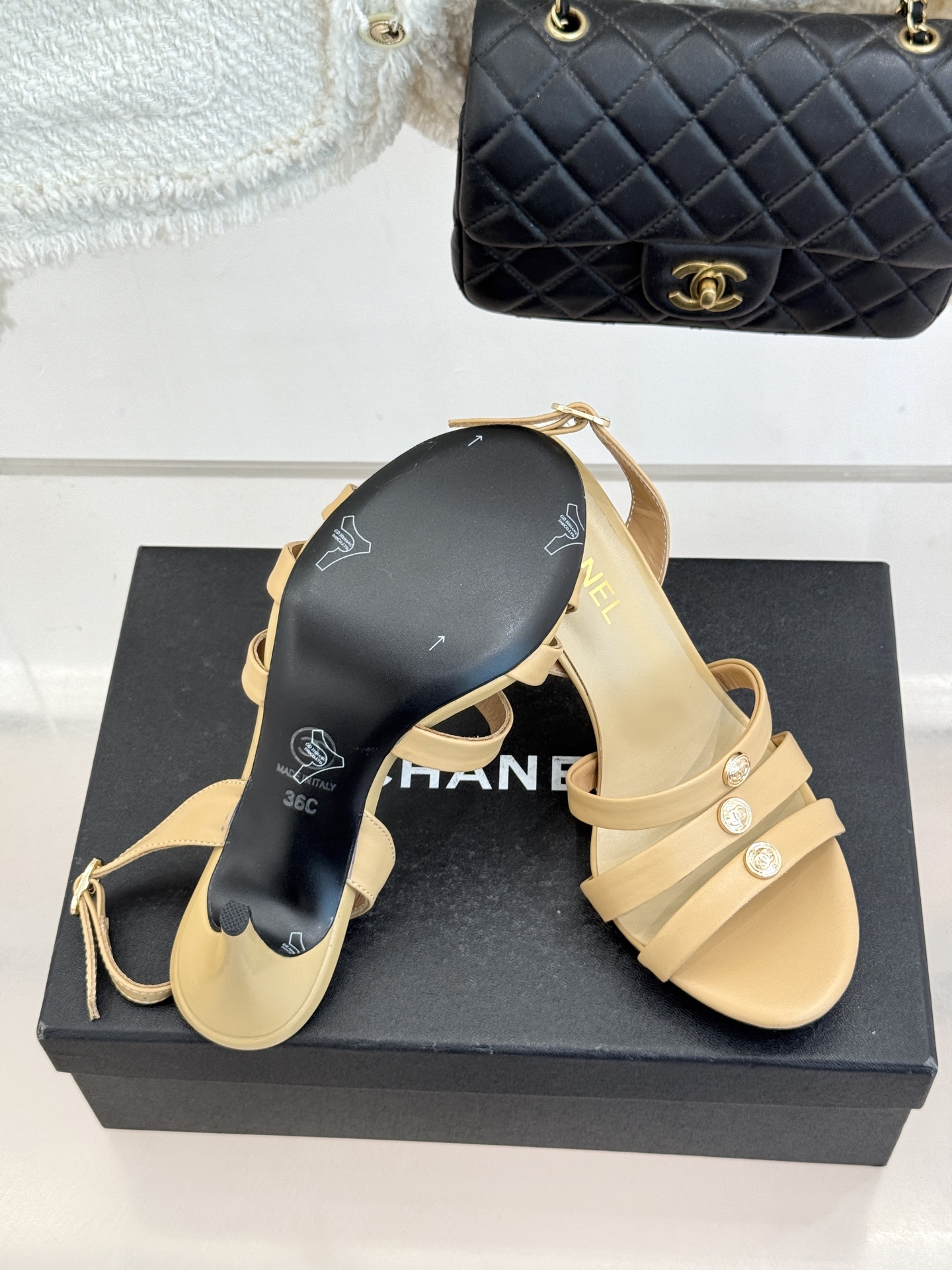 CHANE*｜小香经典金属双C细带高跟凉鞋以极简线条诠释法式经典。纤细系带勾勒脚踝柔美曲线标志性金属双C