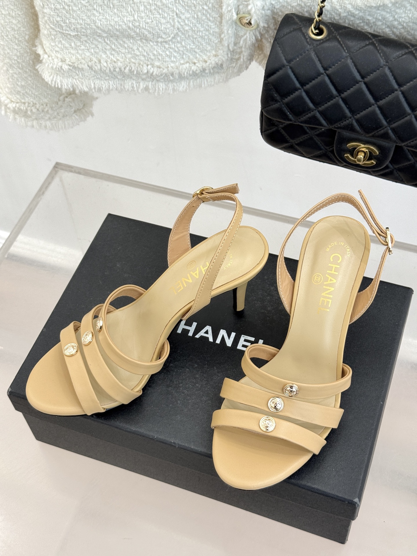 CHANE*｜小香经典金属双C细带高跟凉鞋以极简线条诠释法式经典。纤细系带勾勒脚踝柔美曲线标志性金属双C