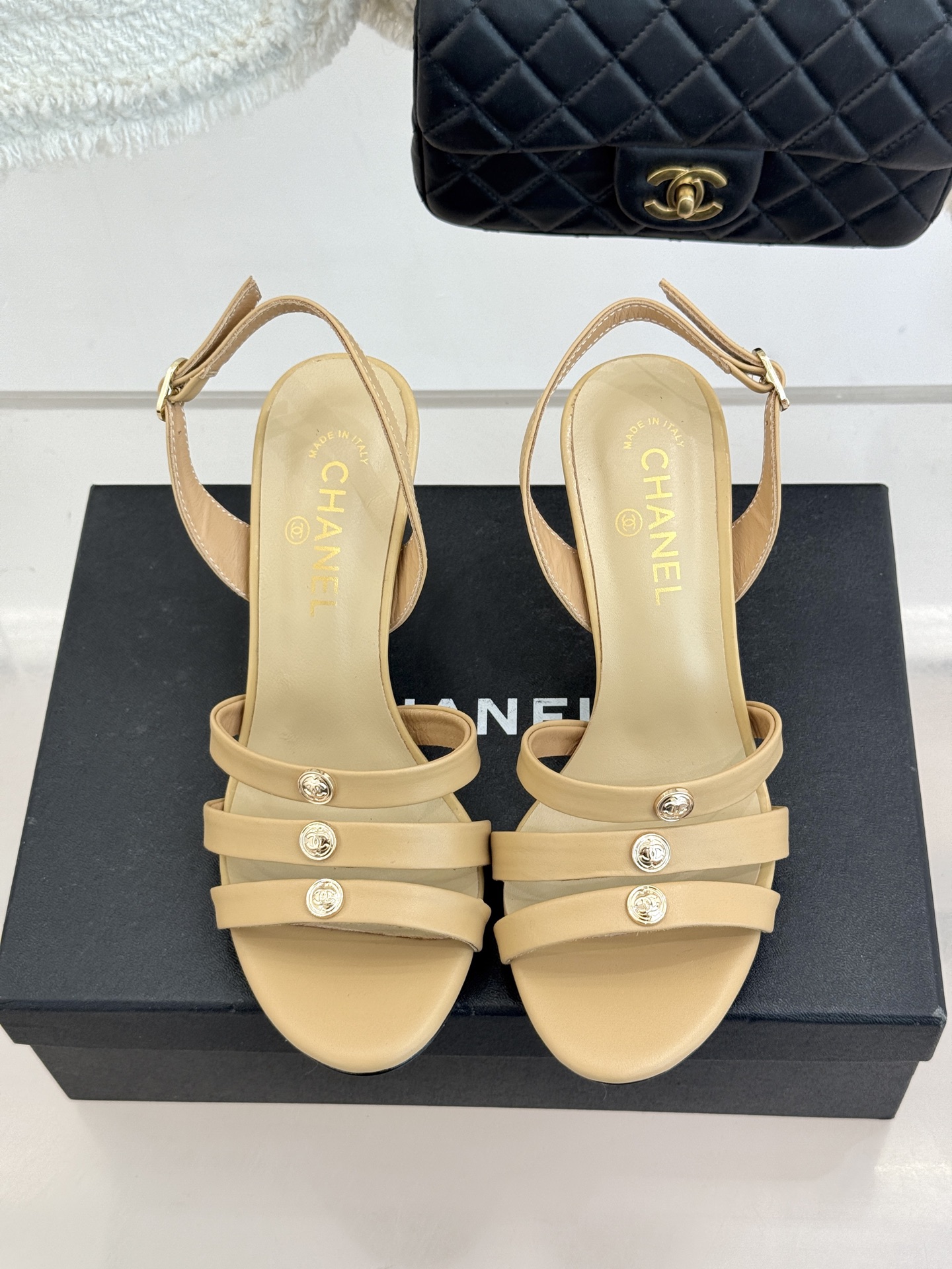 CHANE*｜小香经典金属双C细带高跟凉鞋以极简线条诠释法式经典。纤细系带勾勒脚踝柔美曲线标志性金属双C