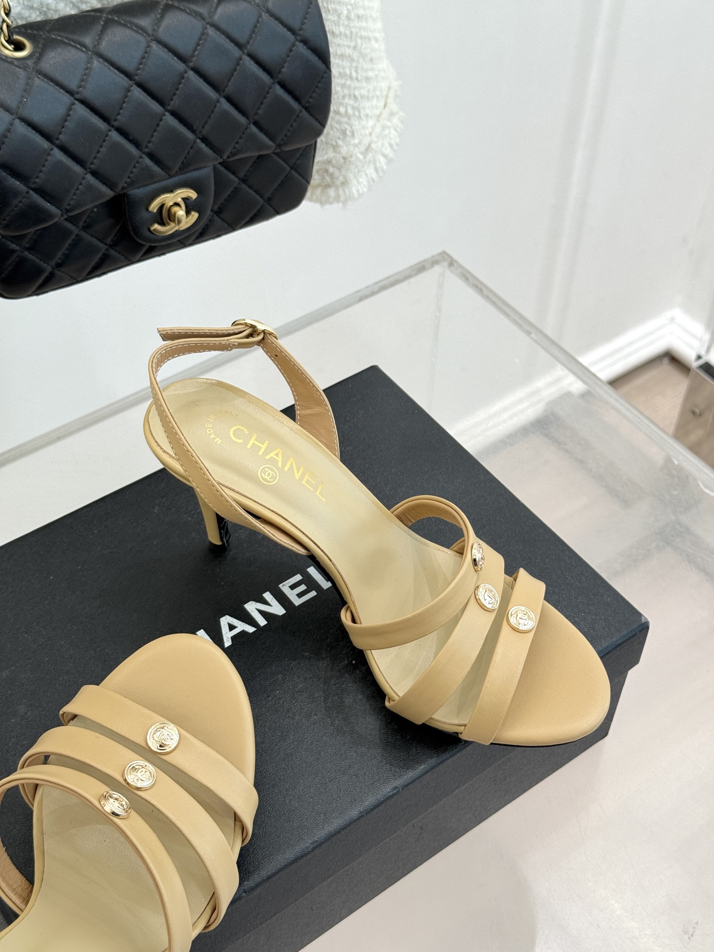 CHANE*｜小香经典金属双C细带高跟凉鞋以极简线条诠释法式经典。纤细系带勾勒脚踝柔美曲线标志性金属双C