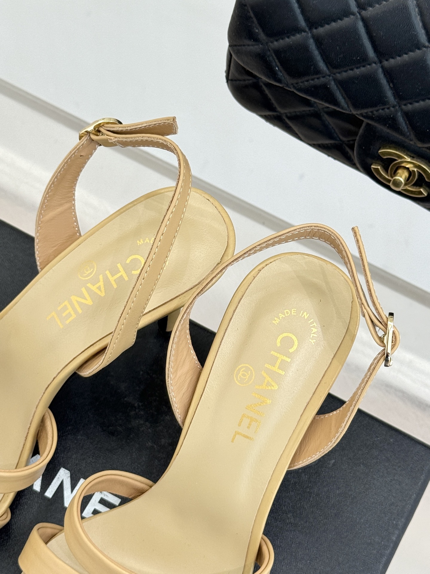 CHANE*｜小香经典金属双C细带高跟凉鞋以极简线条诠释法式经典。纤细系带勾勒脚踝柔美曲线标志性金属双C