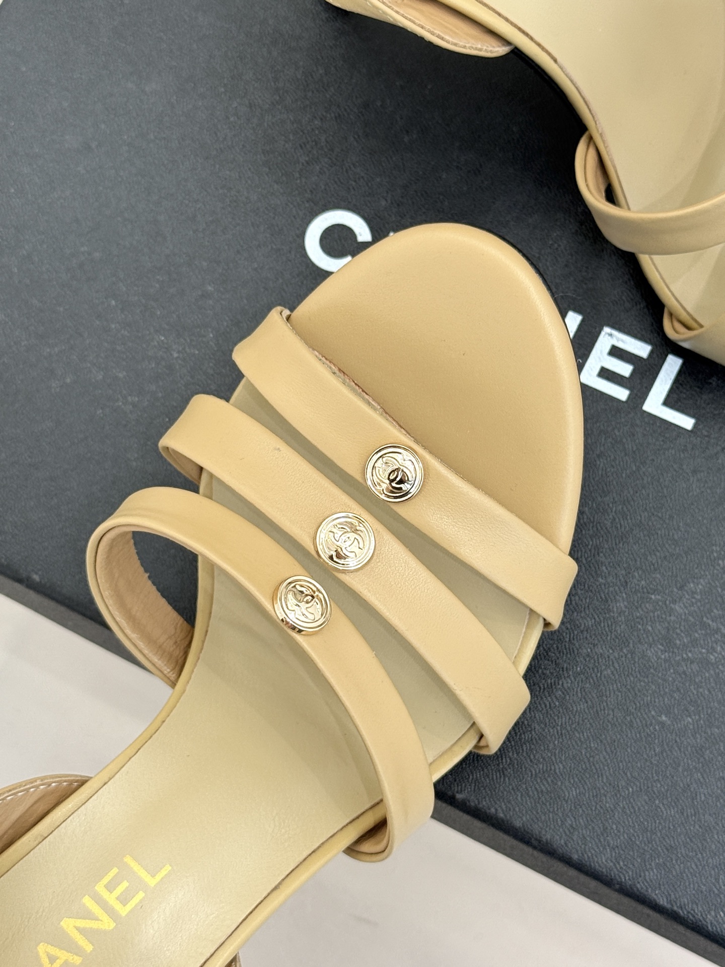 CHANE*｜小香经典金属双C细带高跟凉鞋以极简线条诠释法式经典。纤细系带勾勒脚踝柔美曲线标志性金属双C