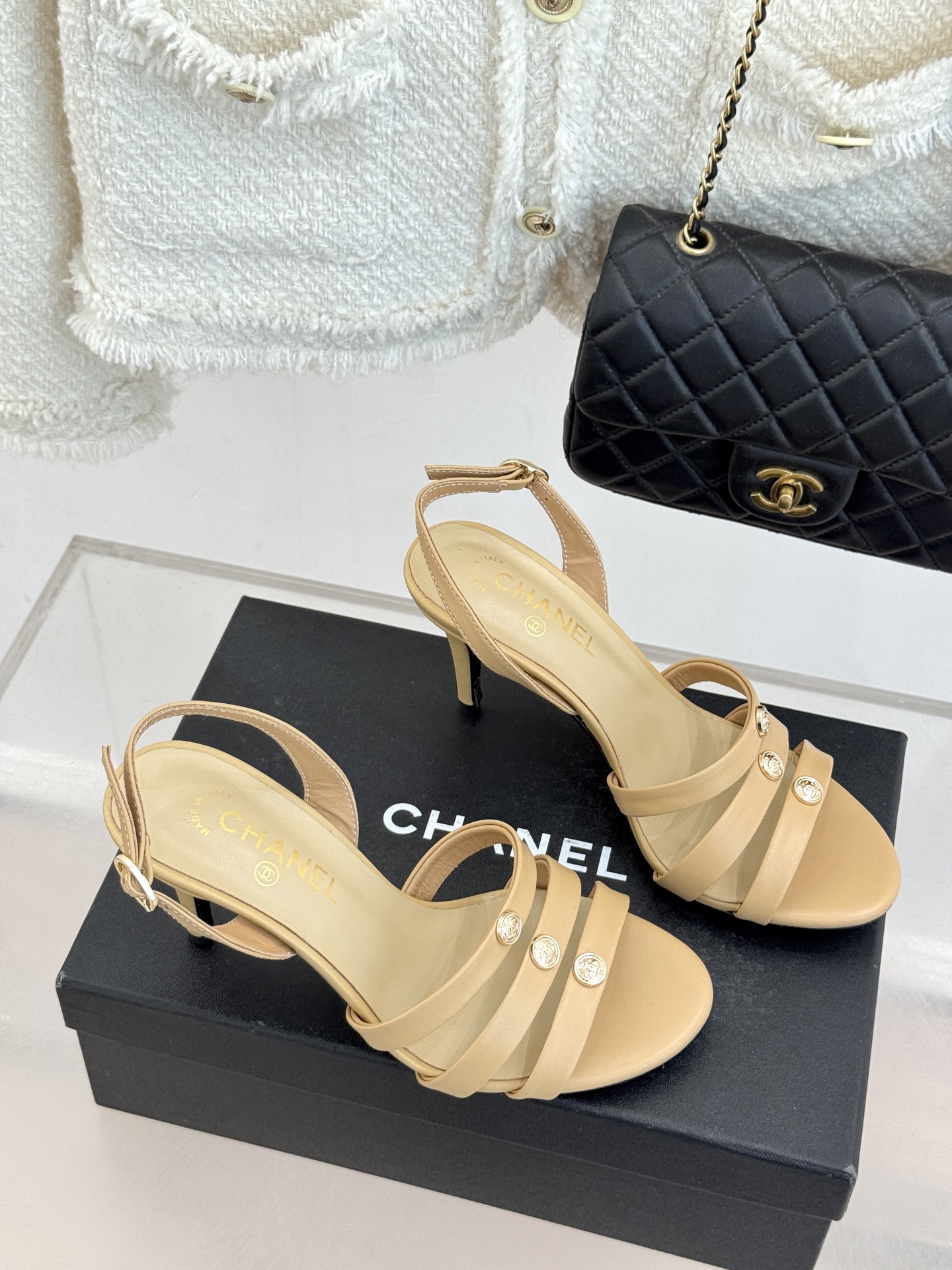 CHANE*｜小香经典金属双C细带高跟凉鞋以极简线条诠释法式经典。纤细系带勾勒脚踝柔美曲线标志性金属双C