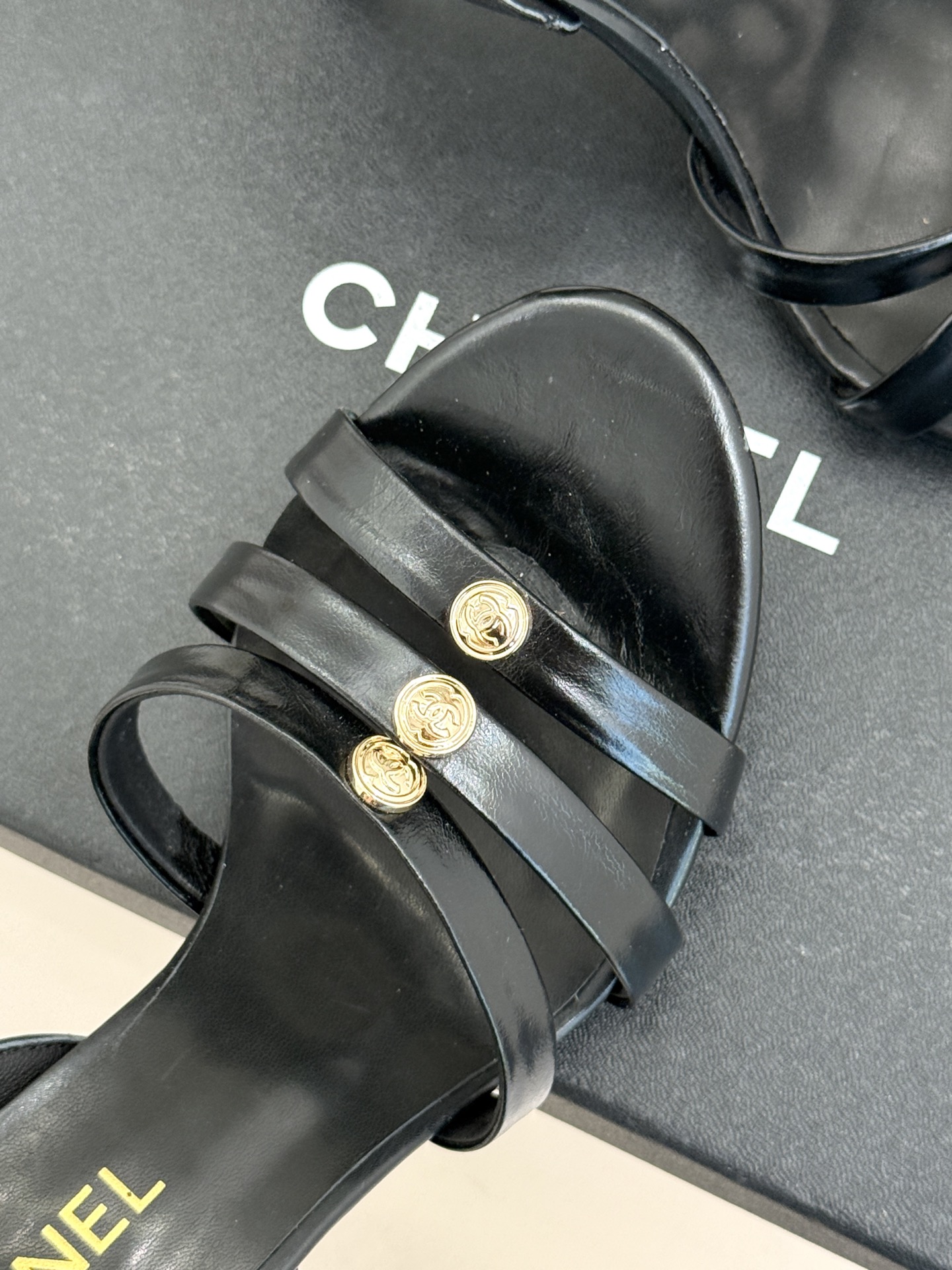 CHANE*｜小香经典金属双C细带高跟凉鞋以极简线条诠释法式经典。纤细系带勾勒脚踝柔美曲线标志性金属双C