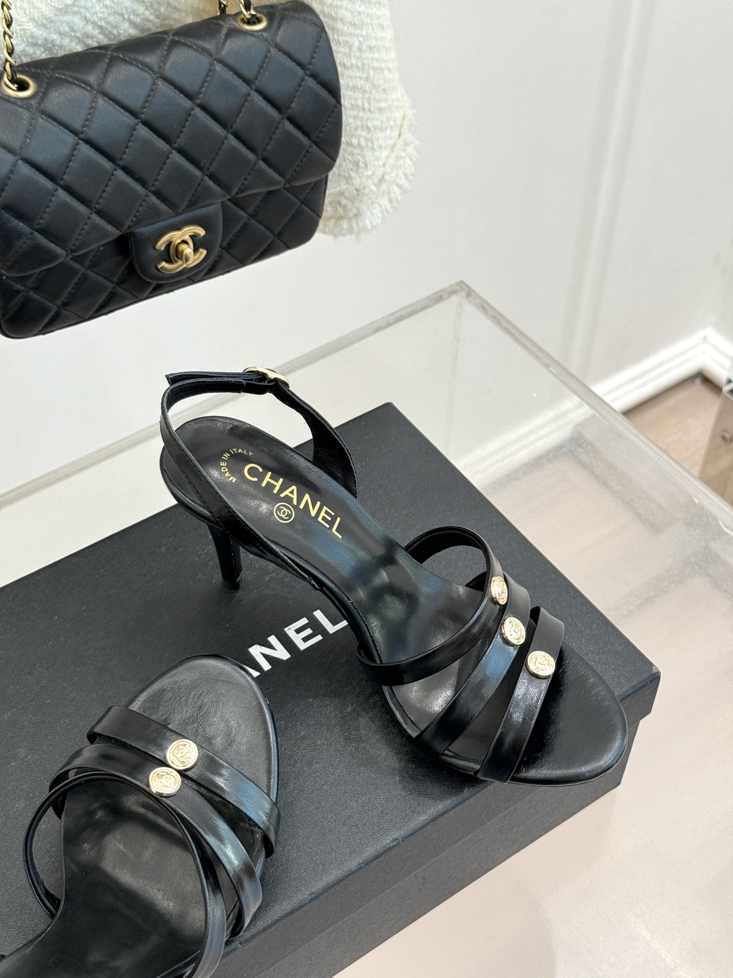 CHANE*｜小香经典金属双C细带高跟凉鞋以极简线条诠释法式经典。纤细系带勾勒脚踝柔美曲线标志性金属双C